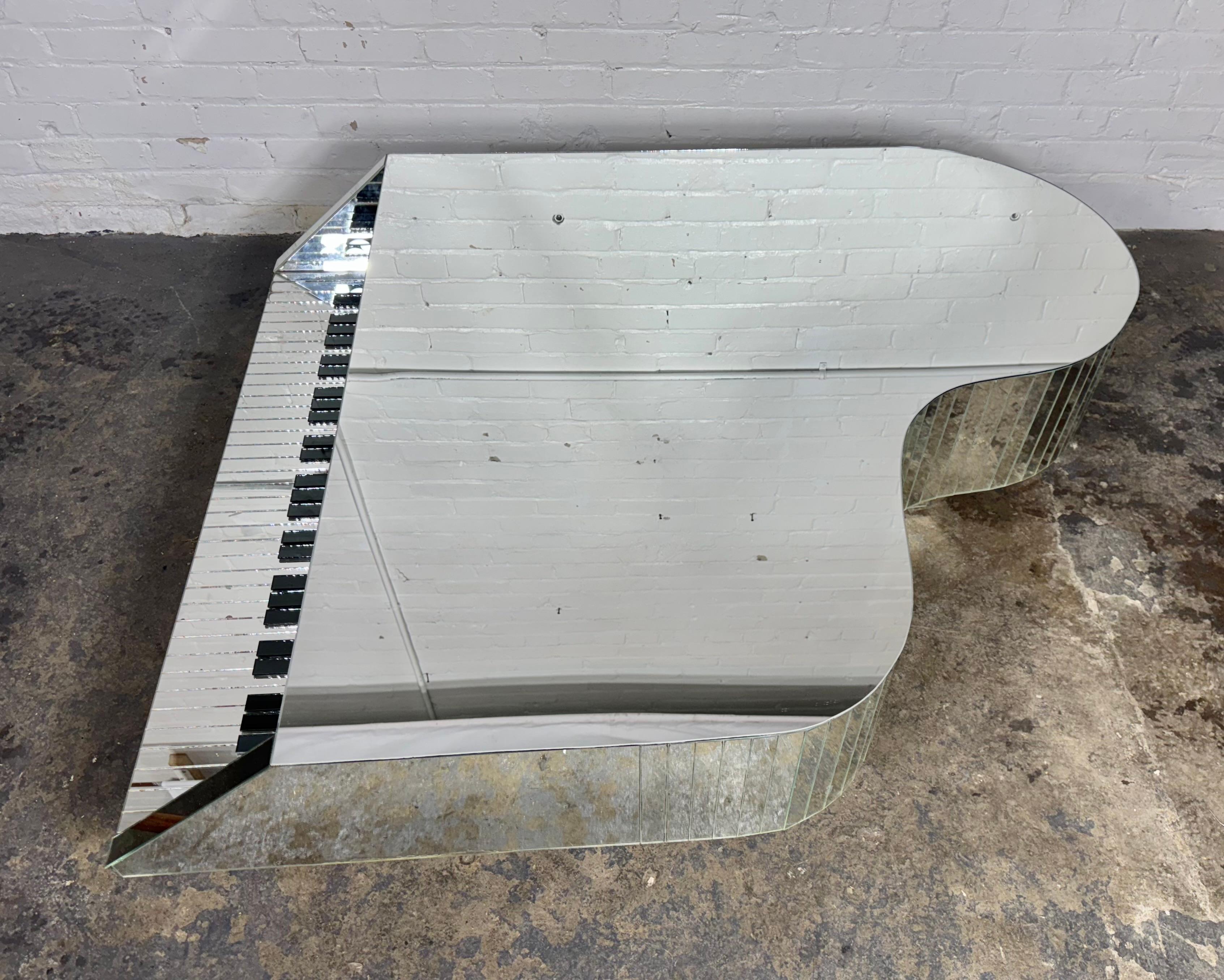 Mid-Century Modern Piano Shaped Mirrored Cocktail Coffee Table, 1970er Jahre im Zustand „Gut“ im Angebot in Buffalo, NY
