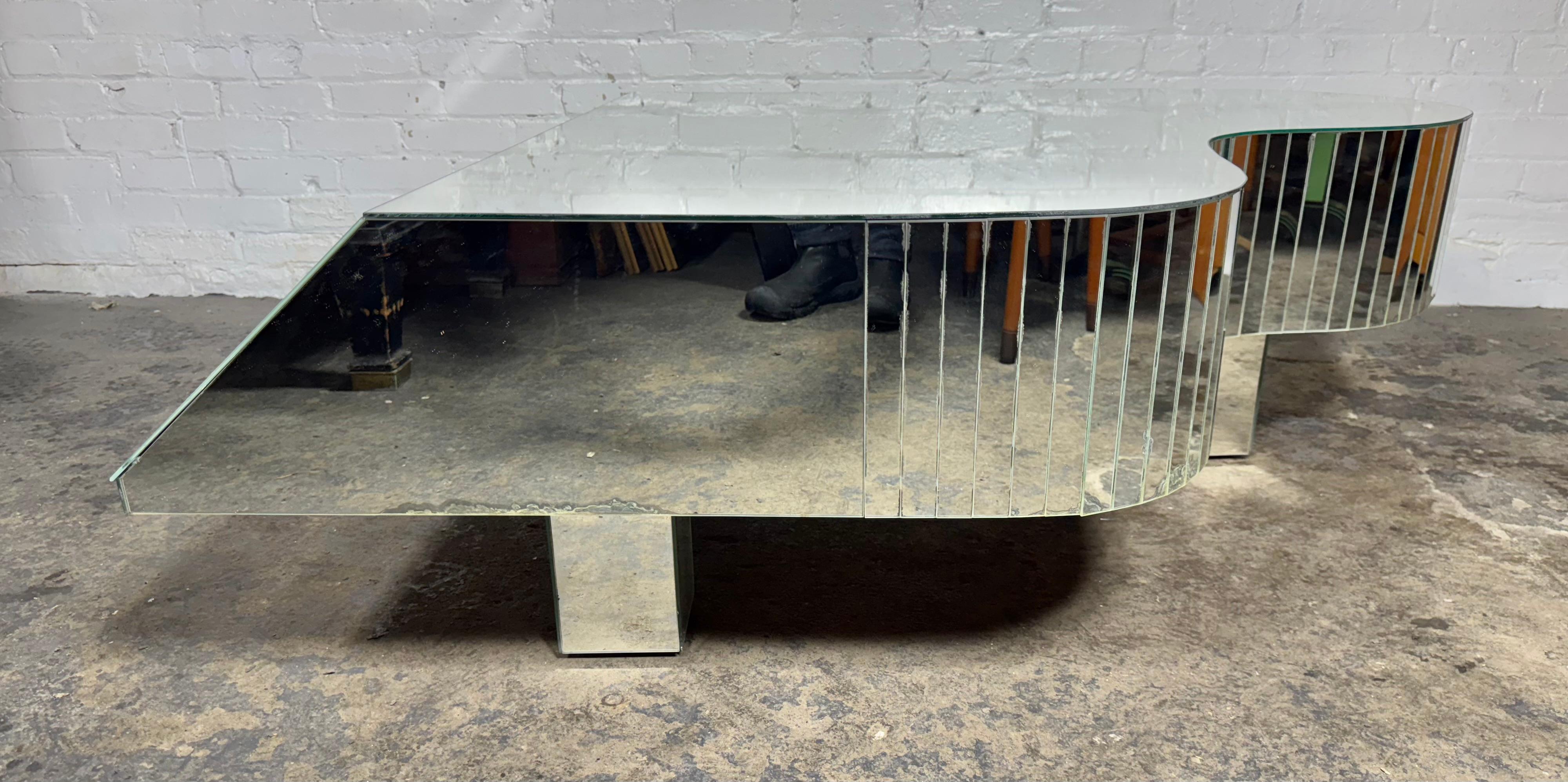 Mid-Century Modern Piano Shaped Mirrored Cocktail Coffee Table, 1970er Jahre (Ende des 20. Jahrhunderts) im Angebot