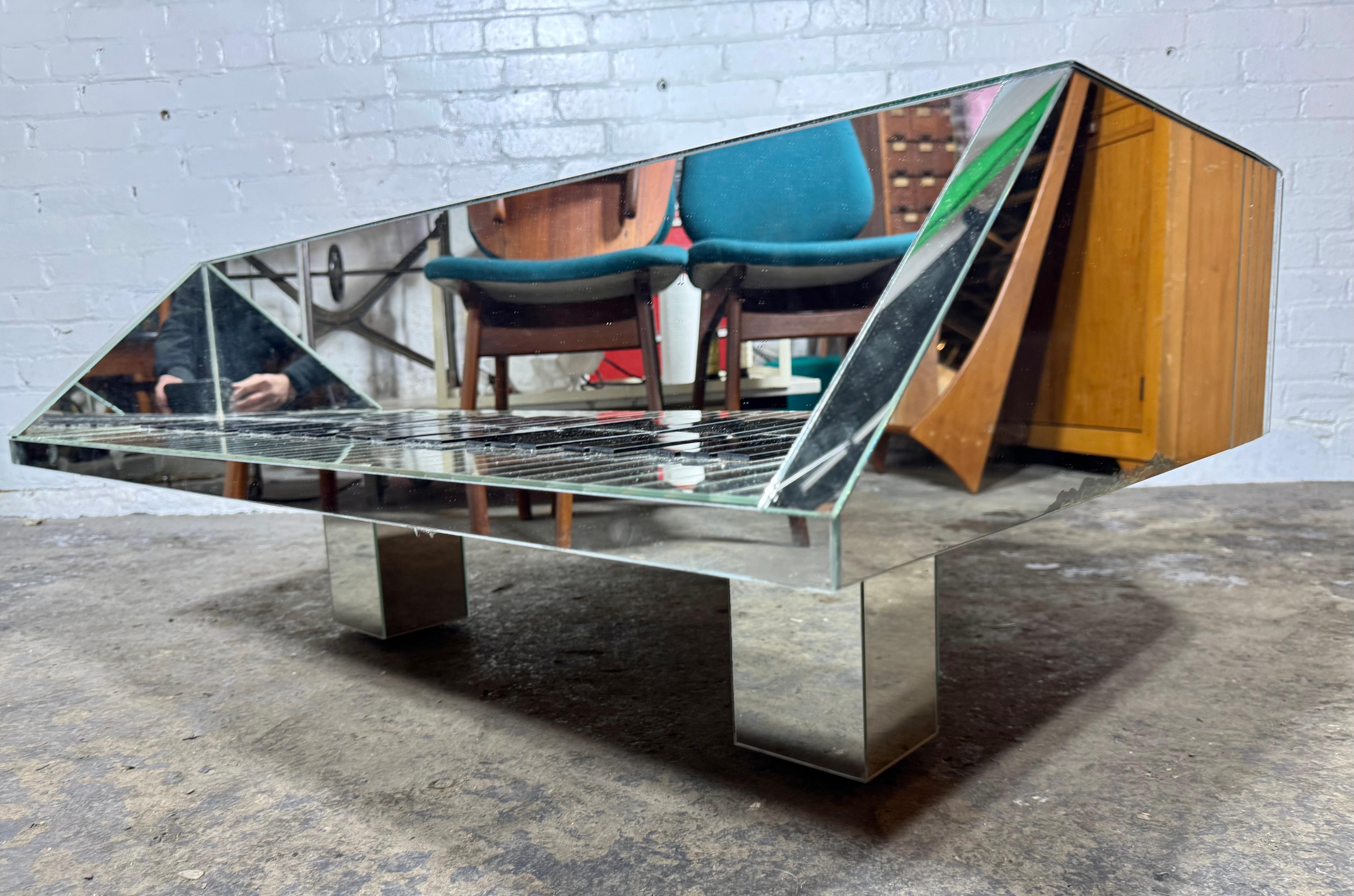 Mid-Century Modern Piano Shaped Mirrored Cocktail Coffee Table, 1970er Jahre (Spiegel) im Angebot