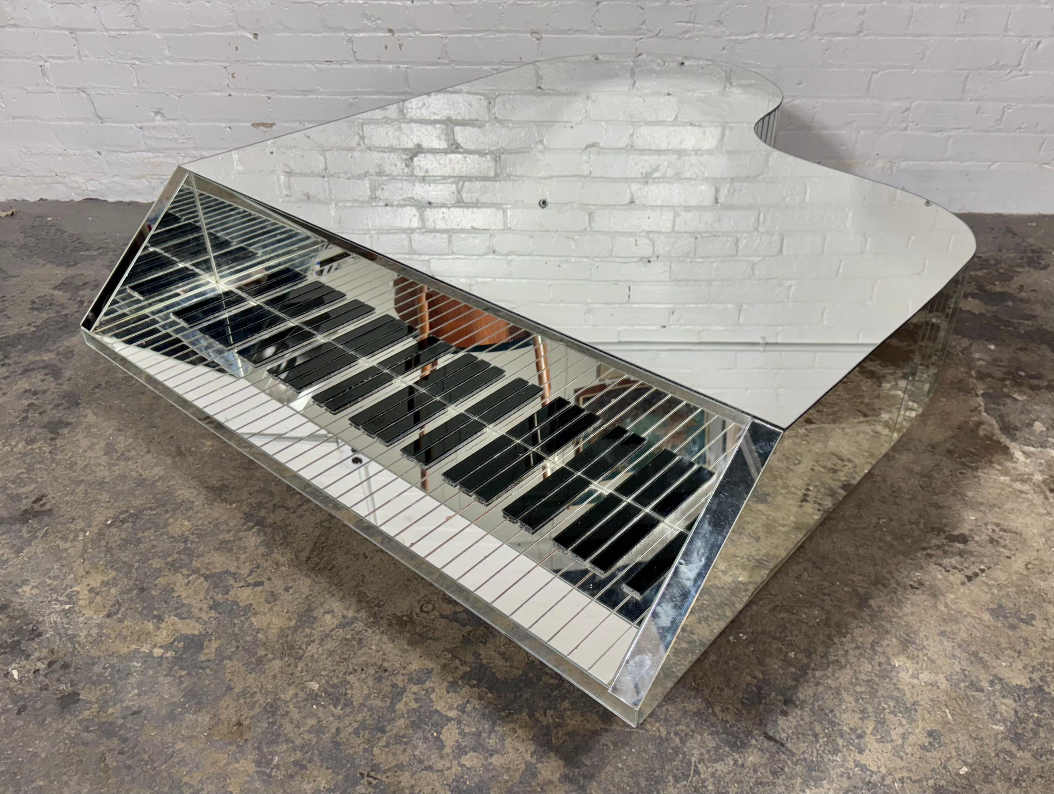 Mid-Century Modern Piano Shaped Mirrored Cocktail Coffee Table, 1970er Jahre im Angebot 1