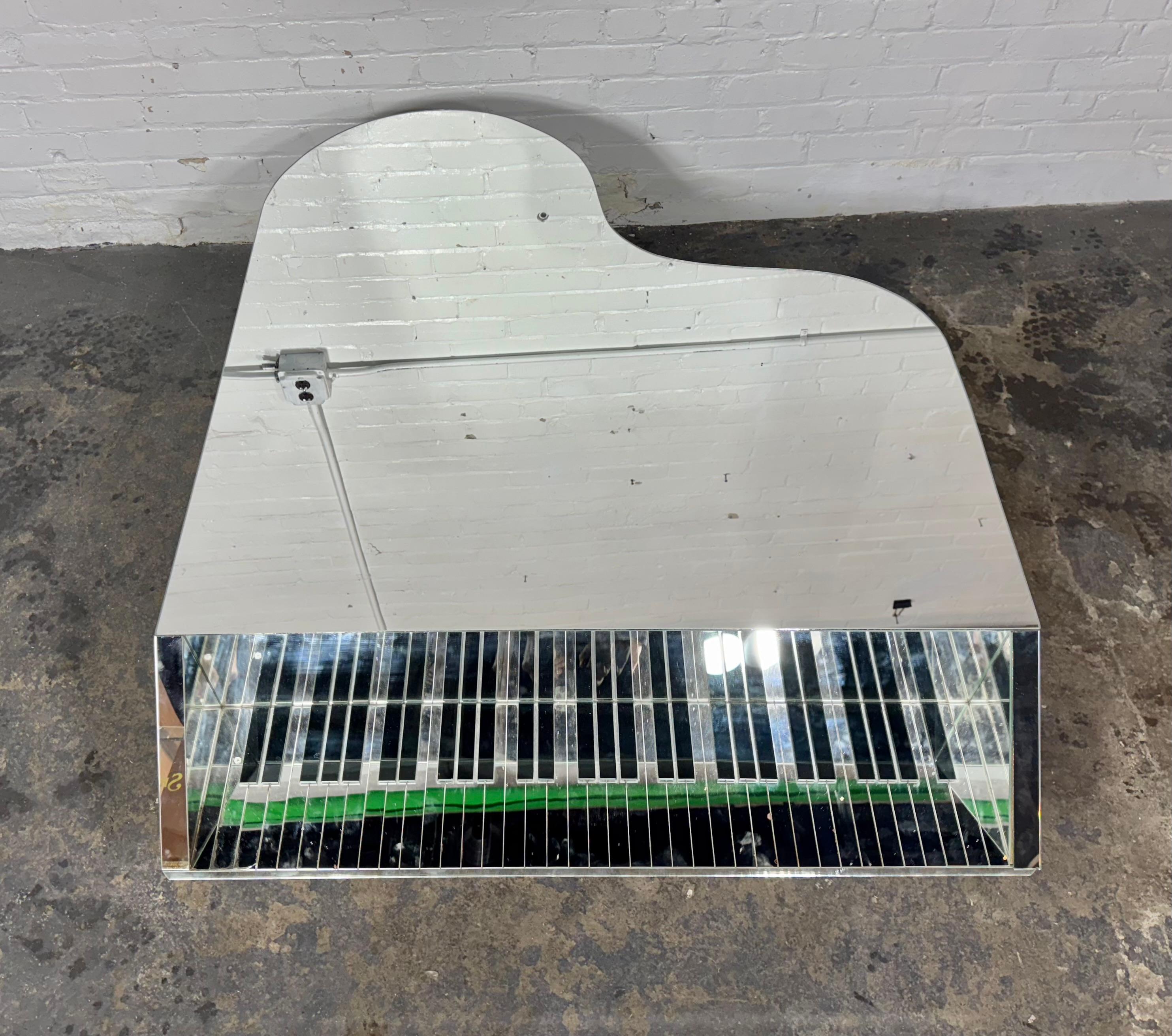 Mid-Century Modern Piano Shaped Mirrored Cocktail Coffee Table, 1970er Jahre im Angebot 2