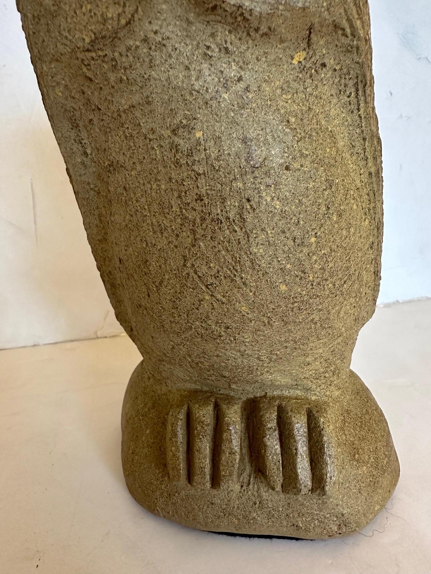 Mid Century Modern Picasso Stil Steingut Keramik Skulptur der Eule (Moderne der Mitte des Jahrhunderts) im Angebot