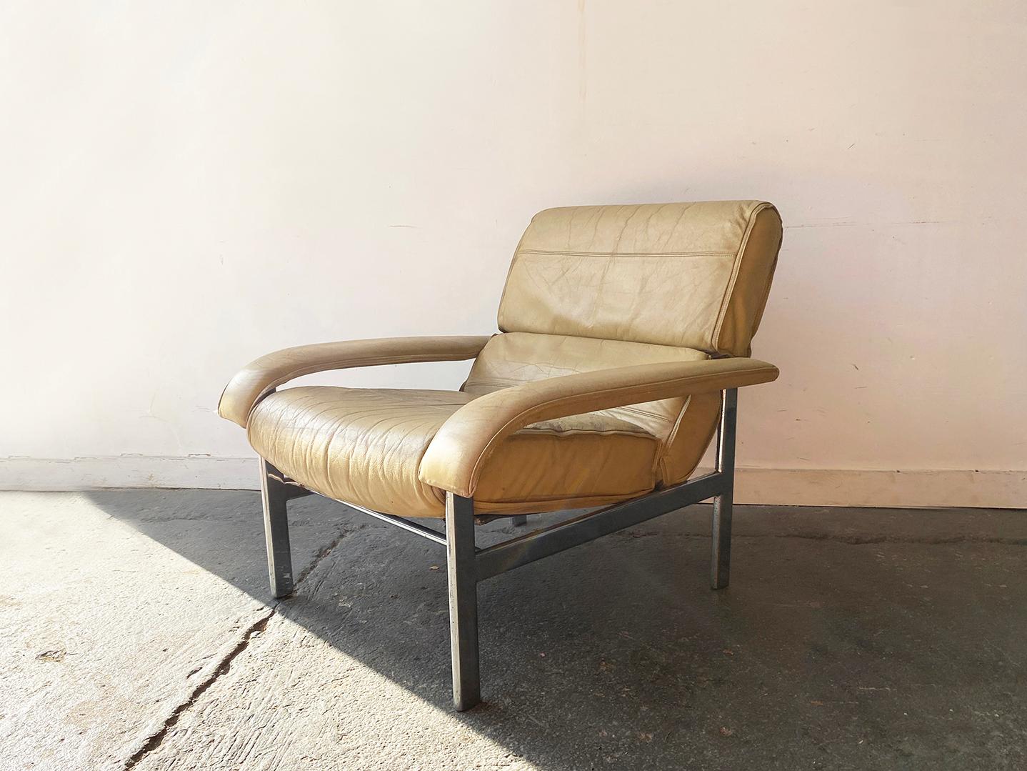 Pieff era un marchio di mobili di lusso fondato da Pier Luigi Fraternali all'inizio degli anni Cinquanta.  

Era nota per l'artigianato italiano, l'estetica futuristica, le cromature a specchio, il palissandro brasiliano, la pelle di alta qualità e