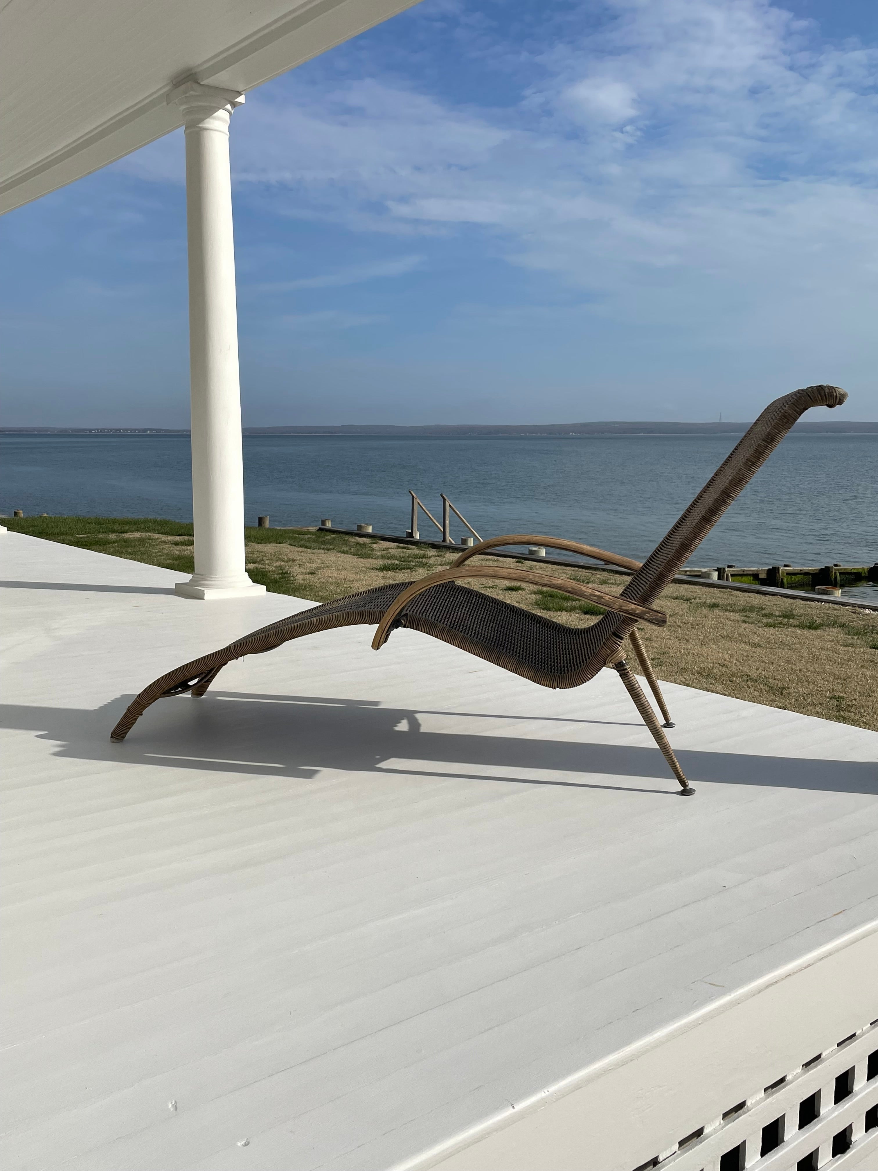 Sexy und skulpturale Chaiselongue aus Korbgeflecht und Rattan. Dieses Design aus der Mitte des Jahrhunderts von Pier 1, das nicht mehr erhältlich ist, sieht nicht nur gut aus, sondern ist auch bequem. Armlehnen und konisch zulaufende Beine. Stabiler