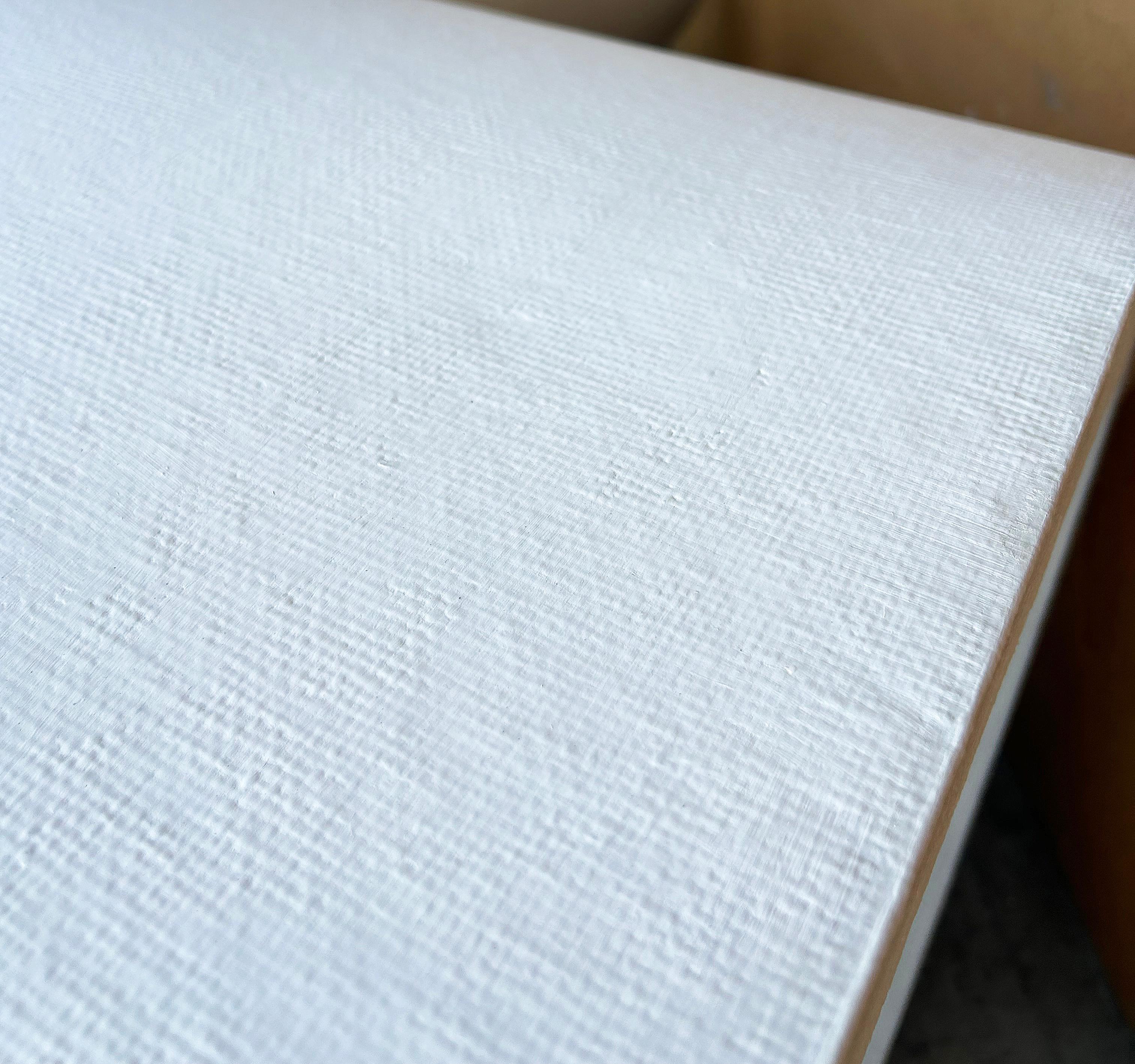 Tables d'appoint du milieu du siècle inspirées de Pierre Cardin, tissu fibreux laqué en vente 4