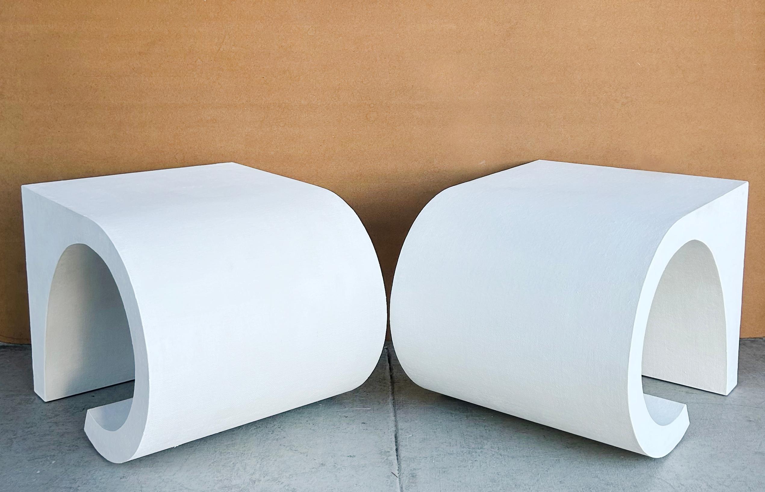 Mid-Century Modern Tables d'appoint du milieu du siècle inspirées de Pierre Cardin, tissu fibreux laqué en vente