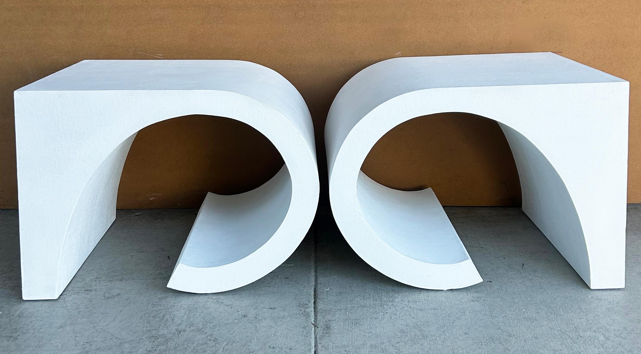 Tables d'appoint du milieu du siècle inspirées de Pierre Cardin, tissu fibreux laqué Bon état - En vente à Miami, FL