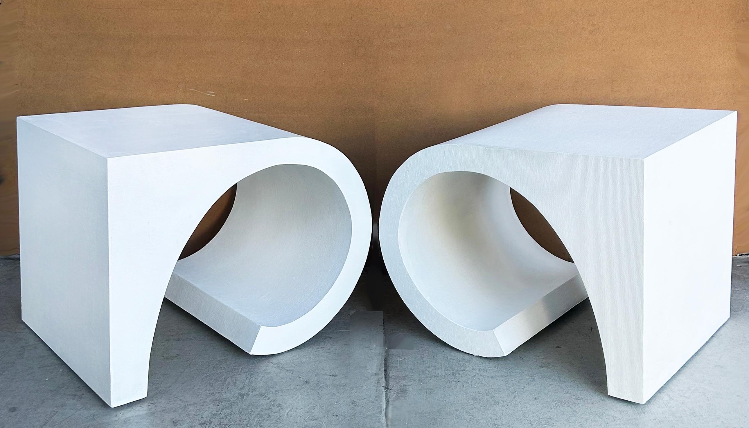 20ième siècle Tables d'appoint du milieu du siècle inspirées de Pierre Cardin, tissu fibreux laqué en vente