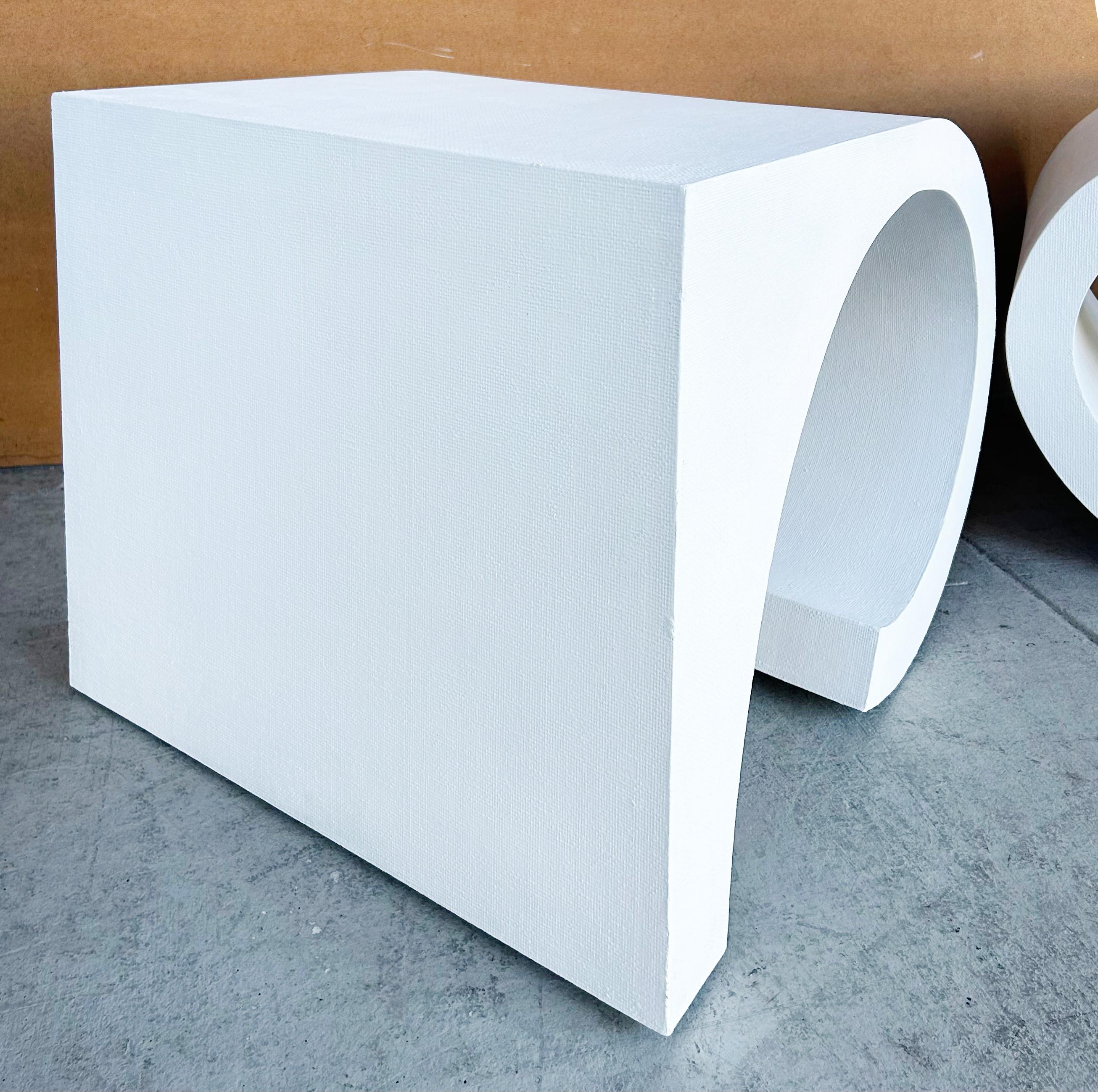 Gesso Tables d'appoint du milieu du siècle inspirées de Pierre Cardin, tissu fibreux laqué en vente