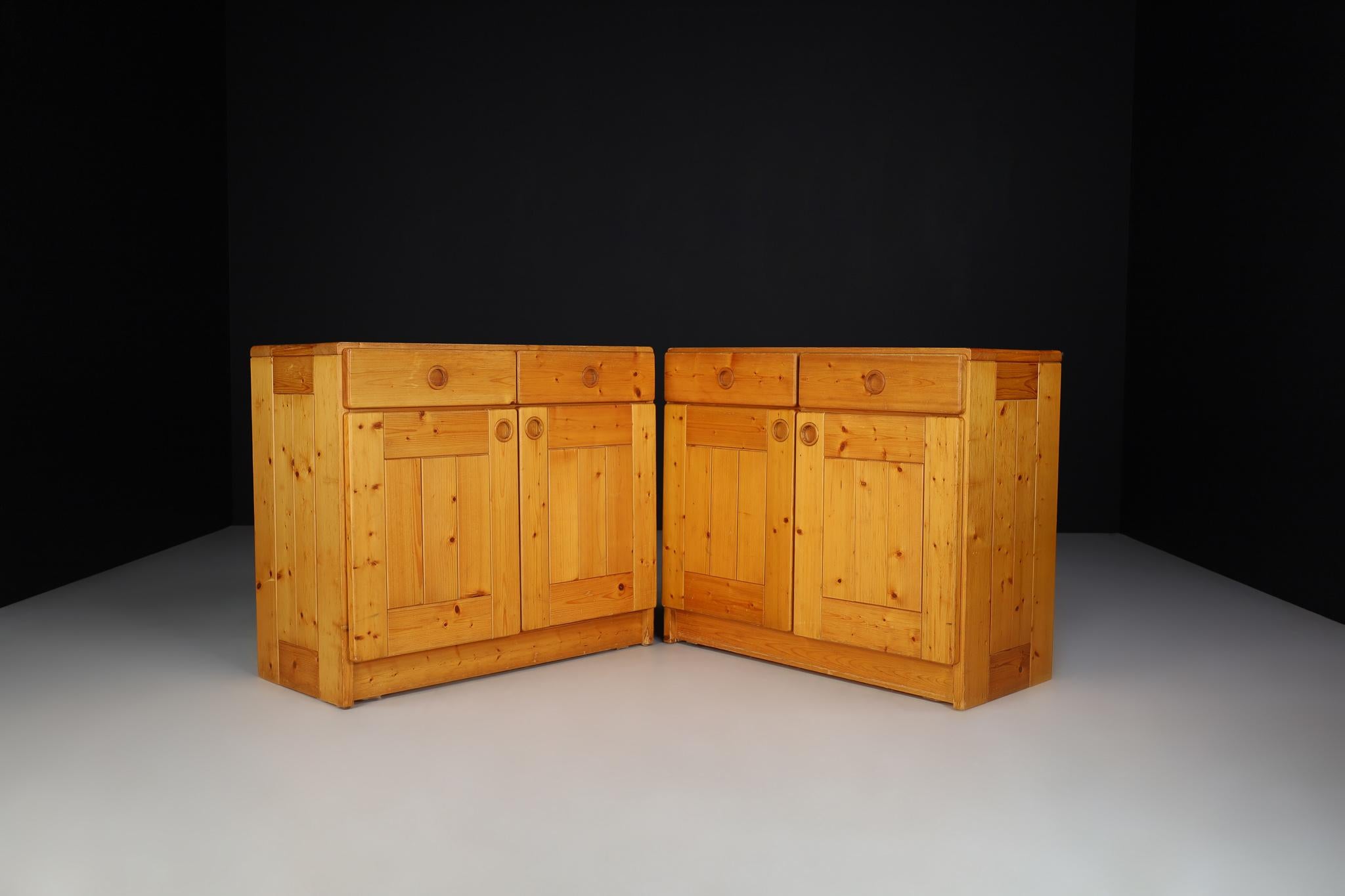 Mid-Century Modern Pine Cabinet/Cupboard By Charlotte Perriand for Les Arcs 1970 For Sale 5