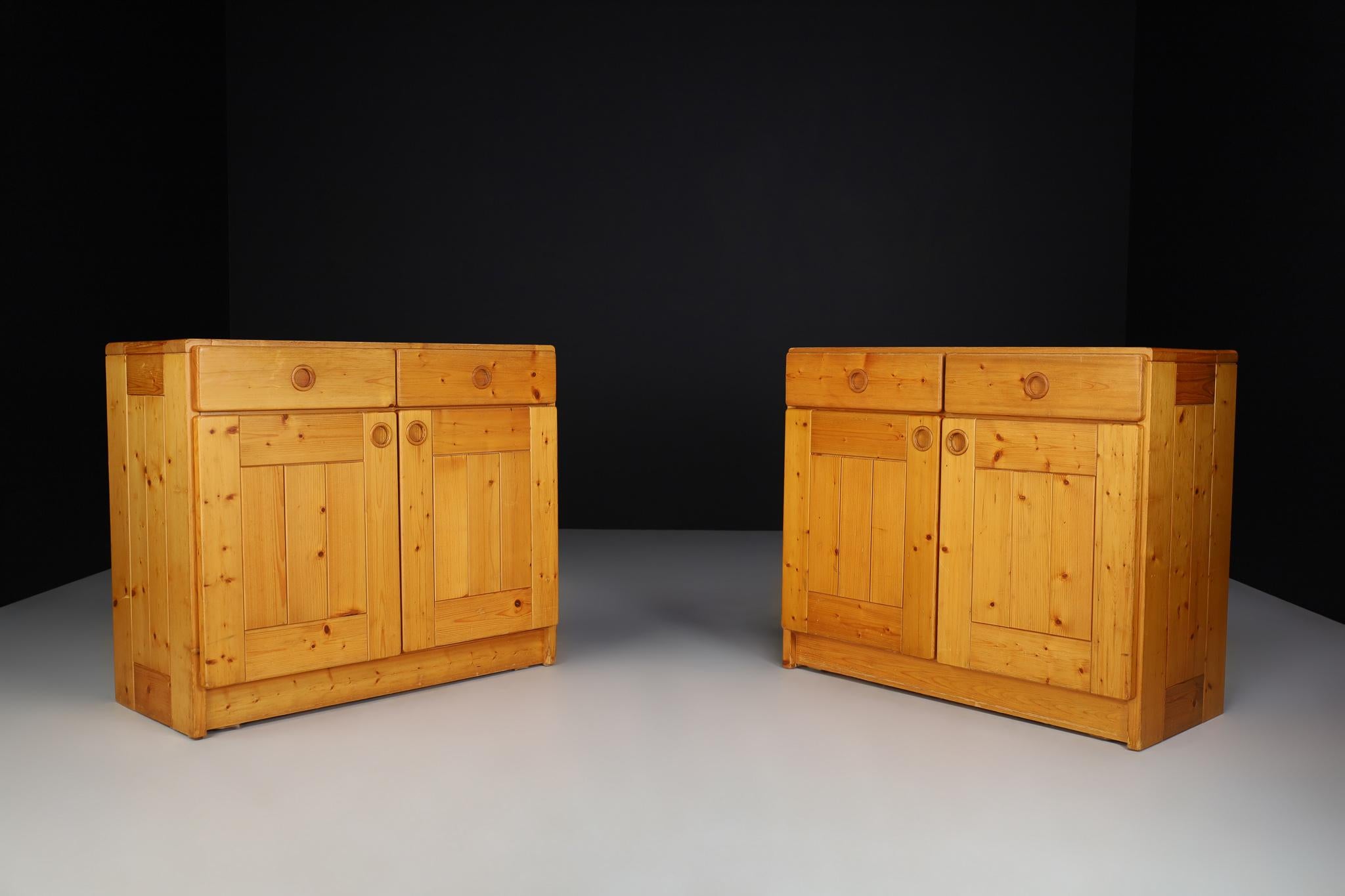 Mid-Century Modern Schrank/Schrank von Charlotte Perriand für Les Arcs. Mit zwei ausziehbaren Schubladen. Die Türen öffnen sich zu einem Regal mit zwei Fächern für die Aufbewahrung. Er ist aus Kiefernholz, ca. 1970, in gutem Originalzustand. Sehr