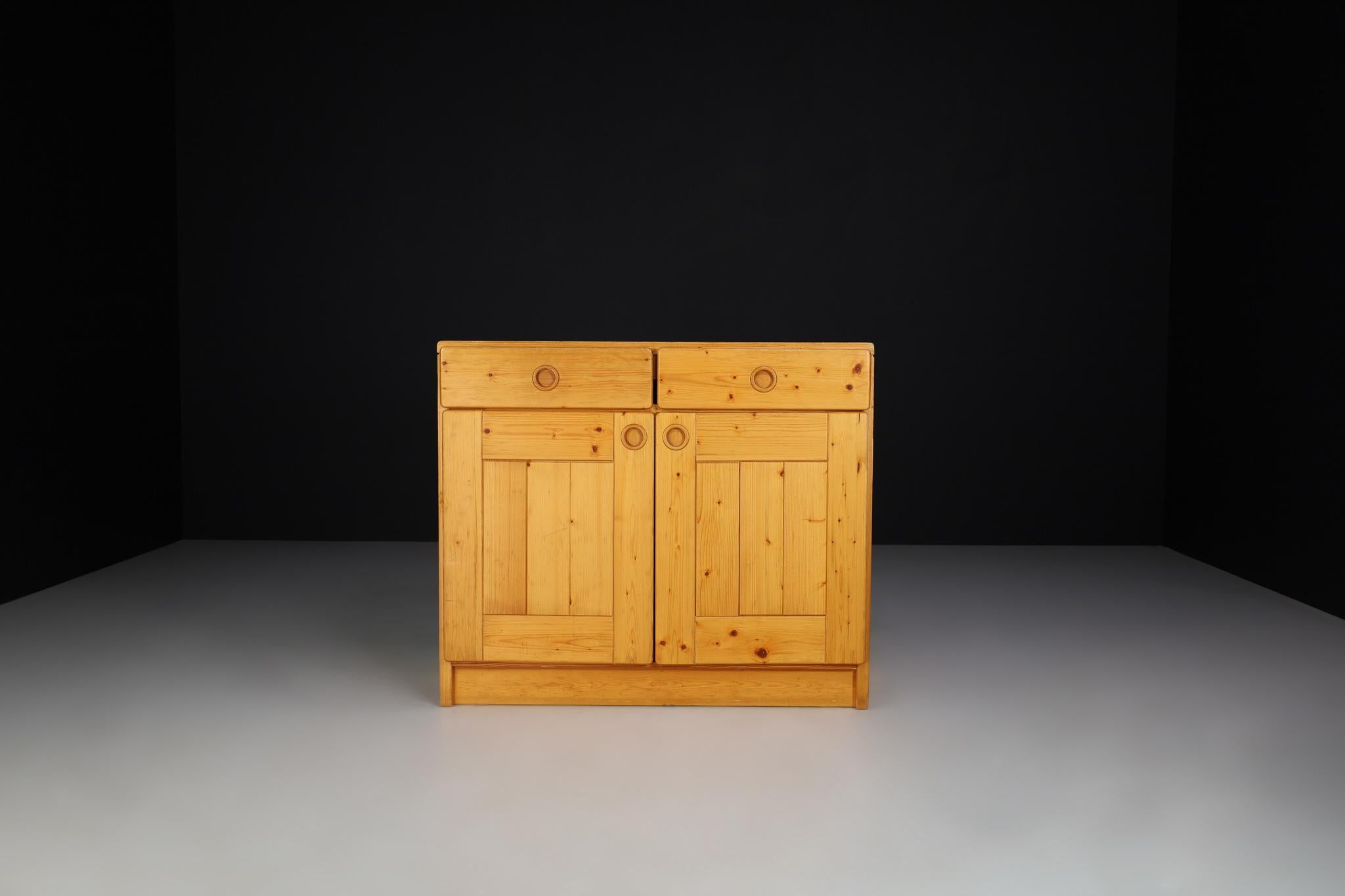 Mid-Century Modern Pine Cabinet/Cupboard By Charlotte Perriand for Les Arcs 1970 In Good Condition For Sale In Almelo, NL
