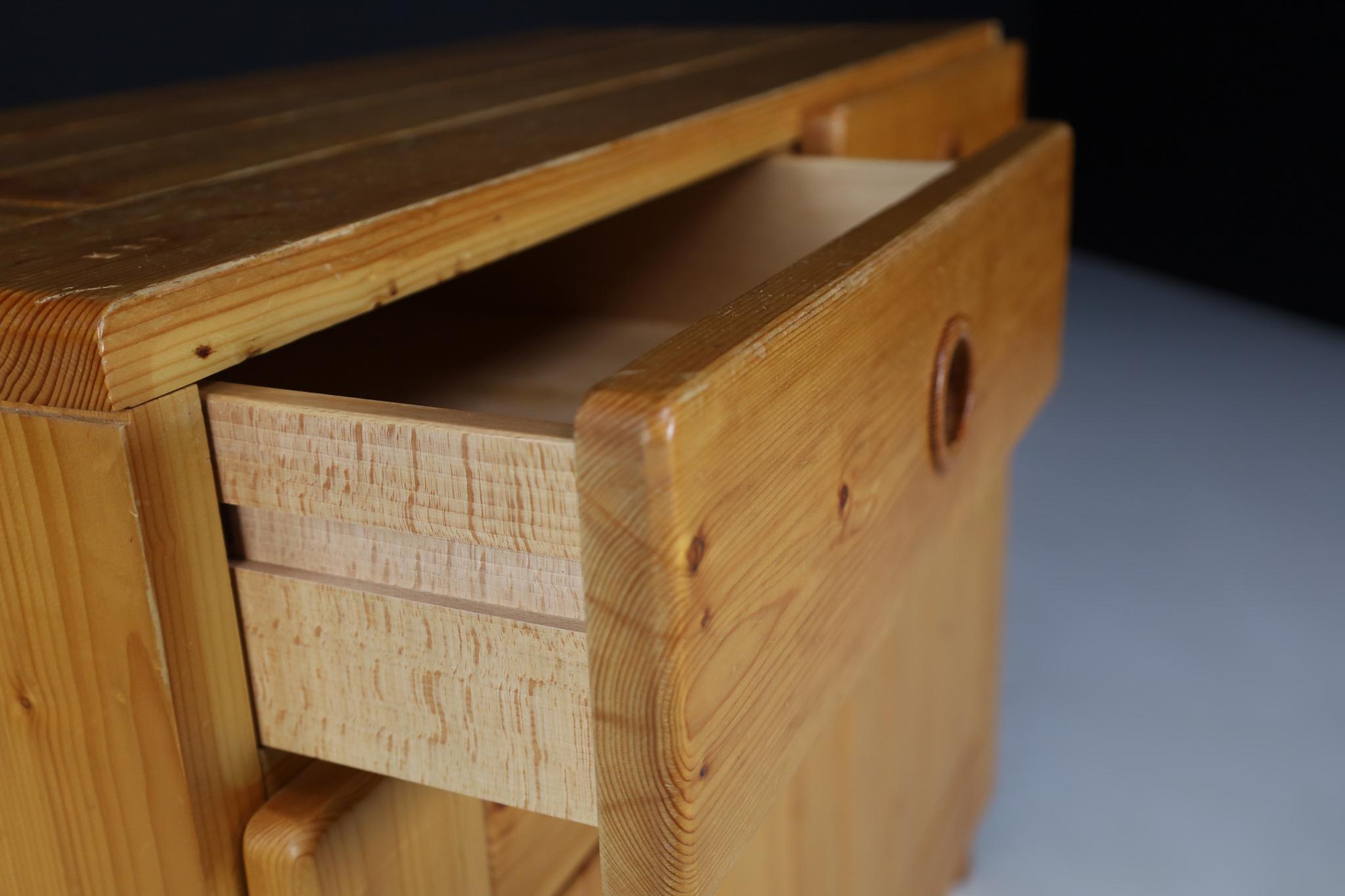 Mid-Century Modern Pine Cabinet/Cupboard By Charlotte Perriand for Les Arcs 1970 en Bueno estado para la venta en Almelo, NL