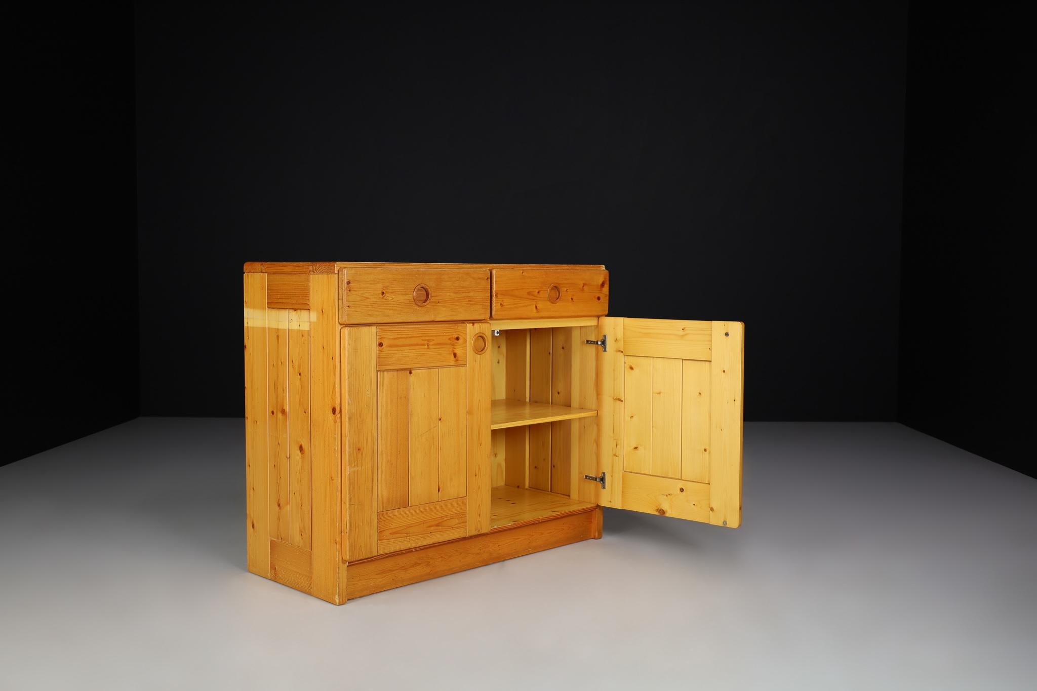 Mid-Century Modern Pine Cabinet/Cupboard By Charlotte Perriand for Les Arcs 1970 For Sale 1