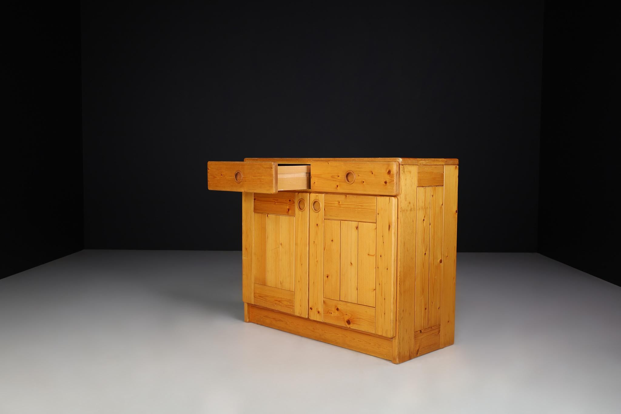 Mid-Century Modern Pine Cabinet/Cupboard By Charlotte Perriand for Les Arcs 1970 Pino en venta