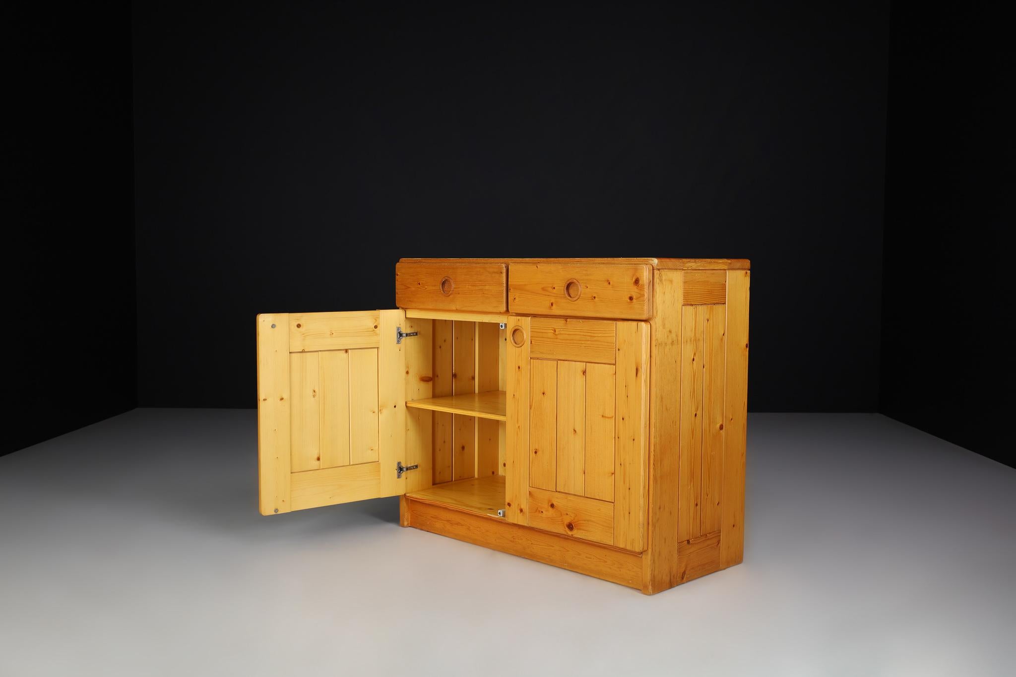 Mid-Century Modern Pine Cabinet/Cupboard By Charlotte Perriand for Les Arcs 1970 For Sale 3