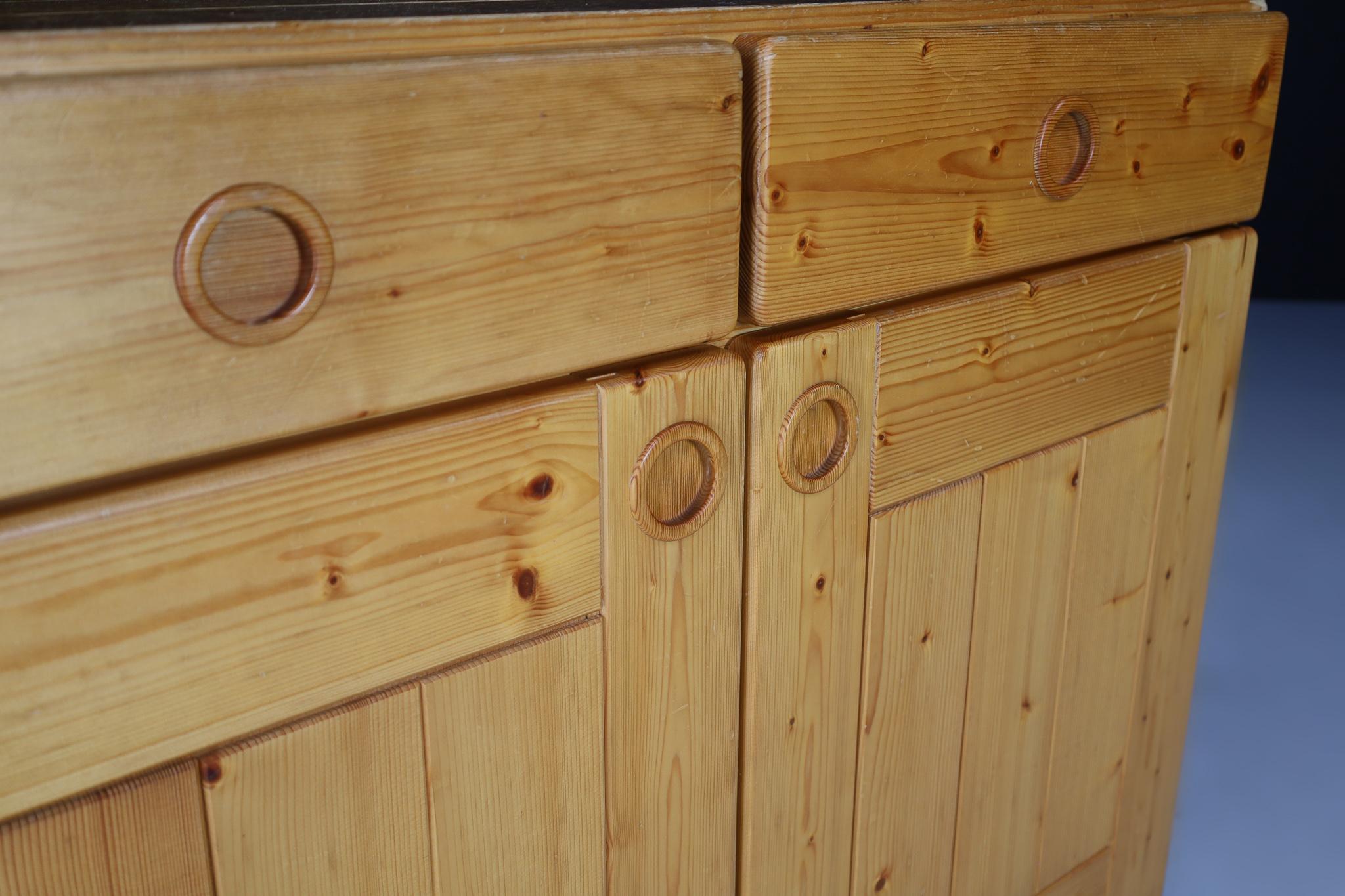 Mid-Century Modern Pine Cabinet/Cupboard By Charlotte Perriand for Les Arcs 1970 For Sale 4