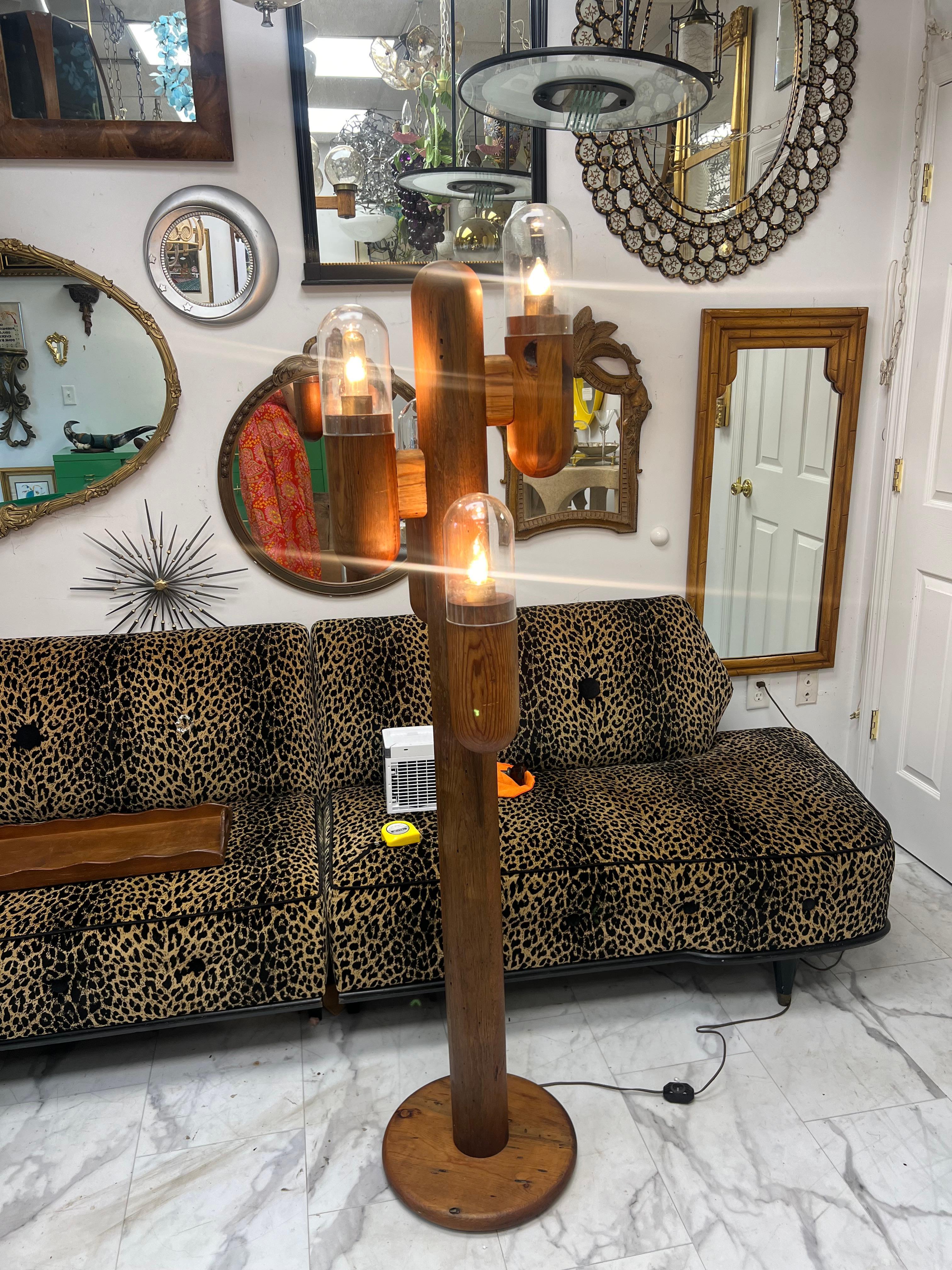 Un design a dir poco straordinario. Questa lampada iconica è stata progettata e prodotta dalla Modeline della California alla fine degli anni '70.   Splendida lampada da terra scultorea in legno. La forma è quella di un cactus con 4 