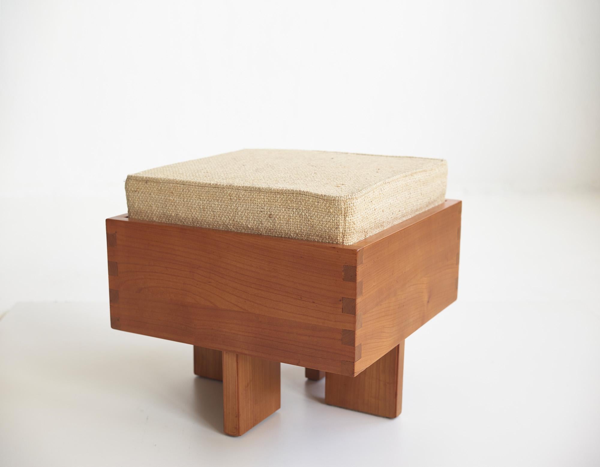 Mid-century modern pine stool in the manner of Frank Lloyd Wright, USA 1950's.

The design of this architectural piece is very similar to the Usonian designs by Frank Lloyd Wright from the 1950's.

The solid pinewood construction, combined with the