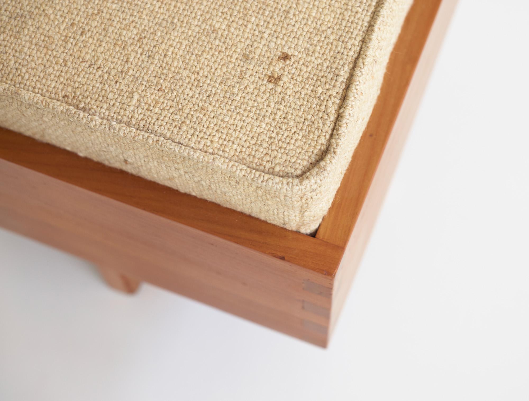Mid-century modern pine stool in the style of Frank Lloyd Wright 1950 In Good Condition In Renens, CH