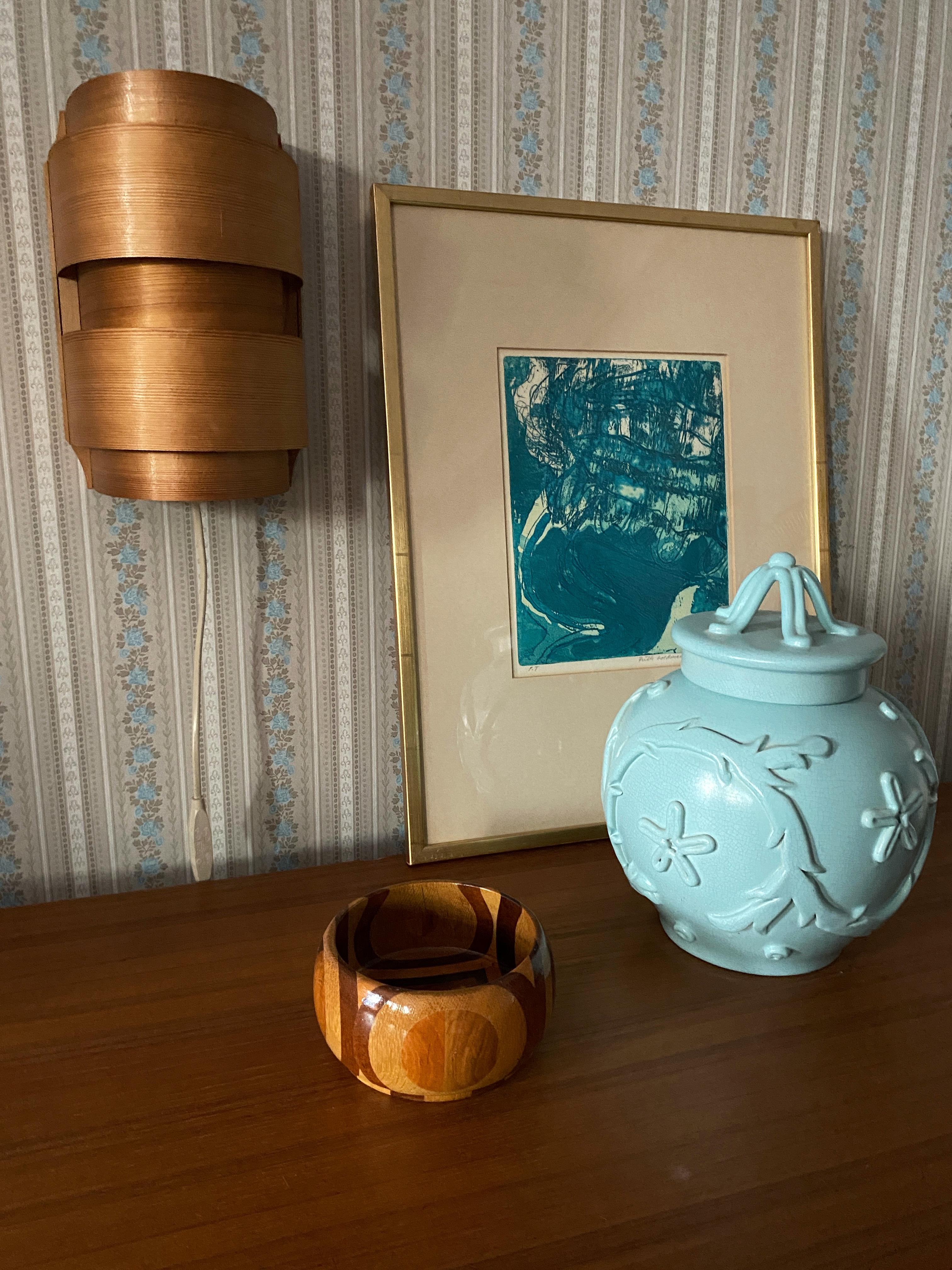 Cette lampe en placage de pin des années 1960, magnifiquement conservée, de Translandia, Danemark, est conçue pour être fixée au mur. Fabriqué à partir de fines feuilles de bois de pin élégamment courbées, il présente une lueur chaude et translucide