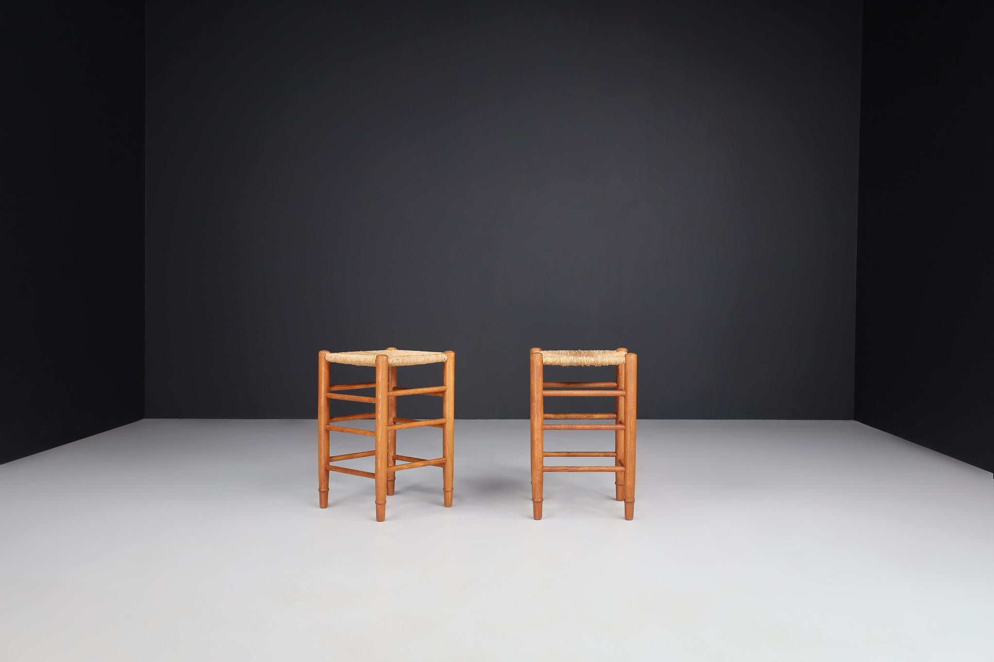 Taburetes modernos de madera de pino y junco de mediados de siglo al estilo de Charlotte Perriand Moderno de mediados de siglo en venta