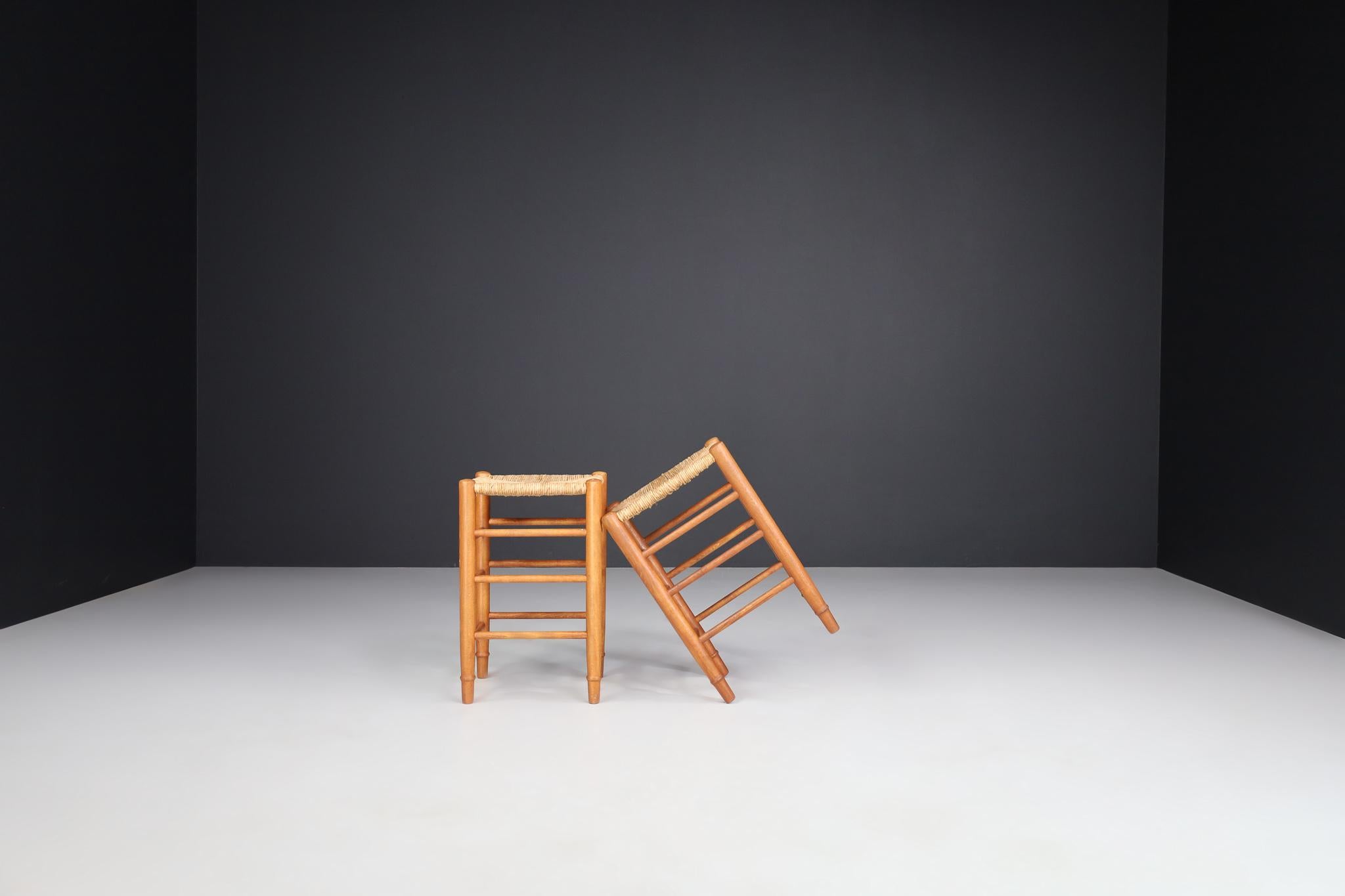 Taburetes modernos de madera de pino y junco de mediados de siglo al estilo de Charlotte Perriand Francés en venta