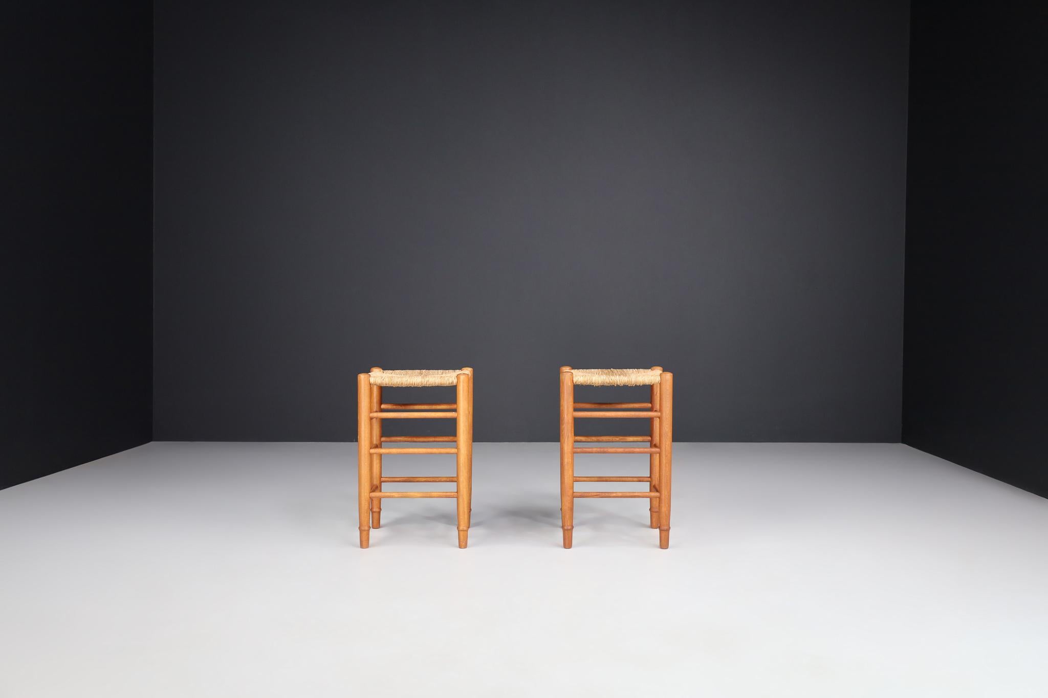 Taburetes modernos de madera de pino y junco de mediados de siglo al estilo de Charlotte Perriand en Bueno estado para la venta en Almelo, NL