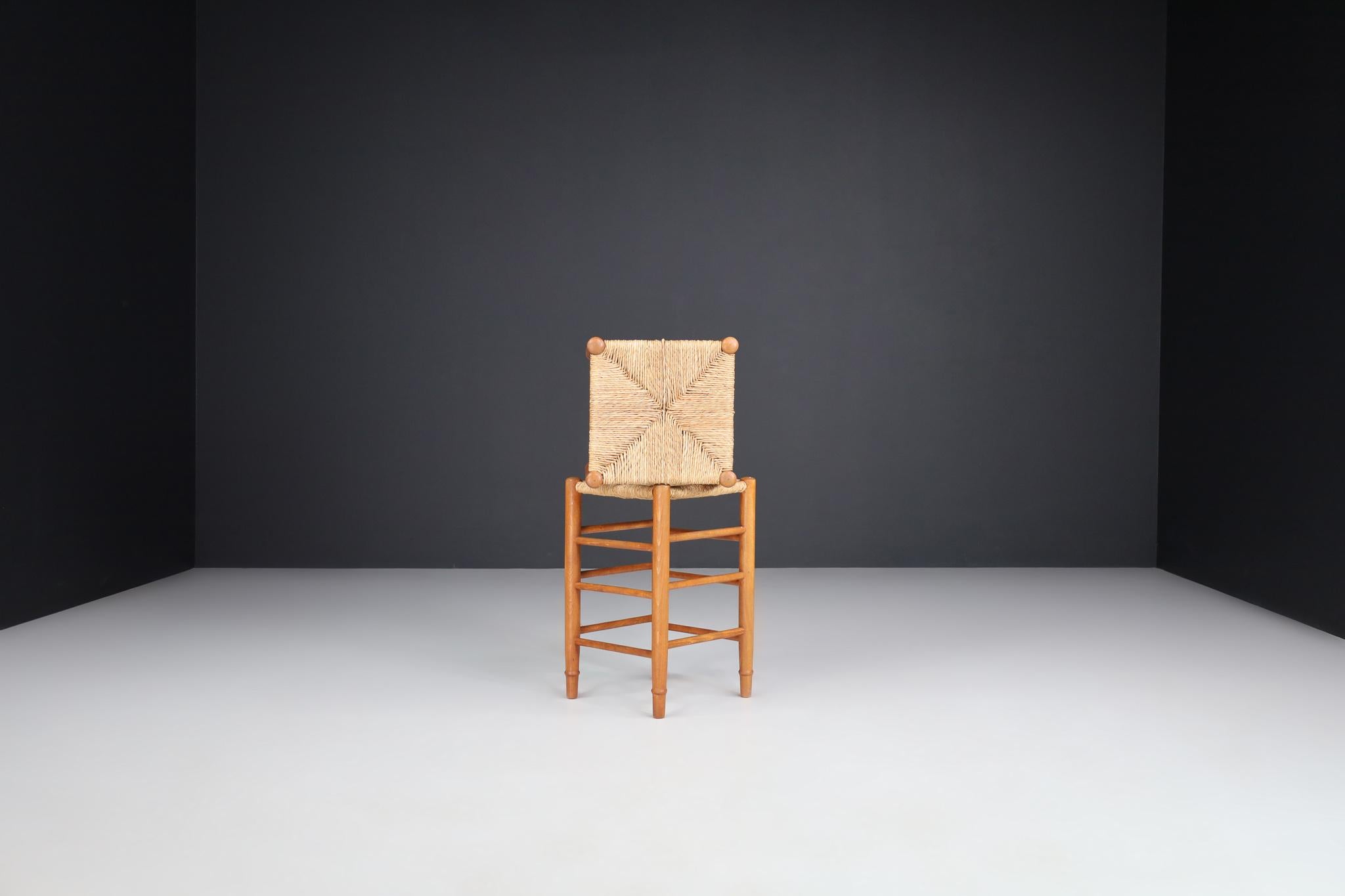 Taburetes modernos de madera de pino y junco de mediados de siglo al estilo de Charlotte Perriand mediados del siglo XX en venta