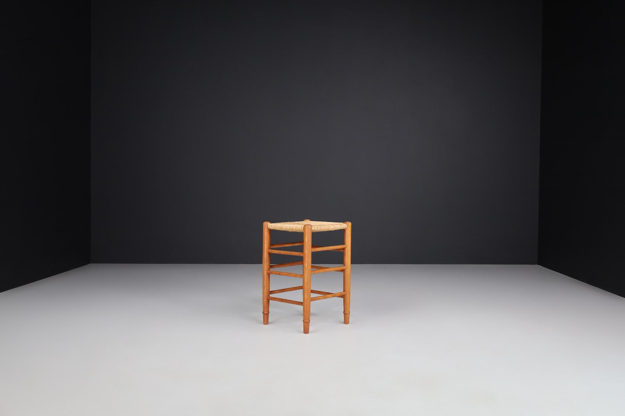 Taburetes modernos de madera de pino y junco de mediados de siglo al estilo de Charlotte Perriand Madera en venta