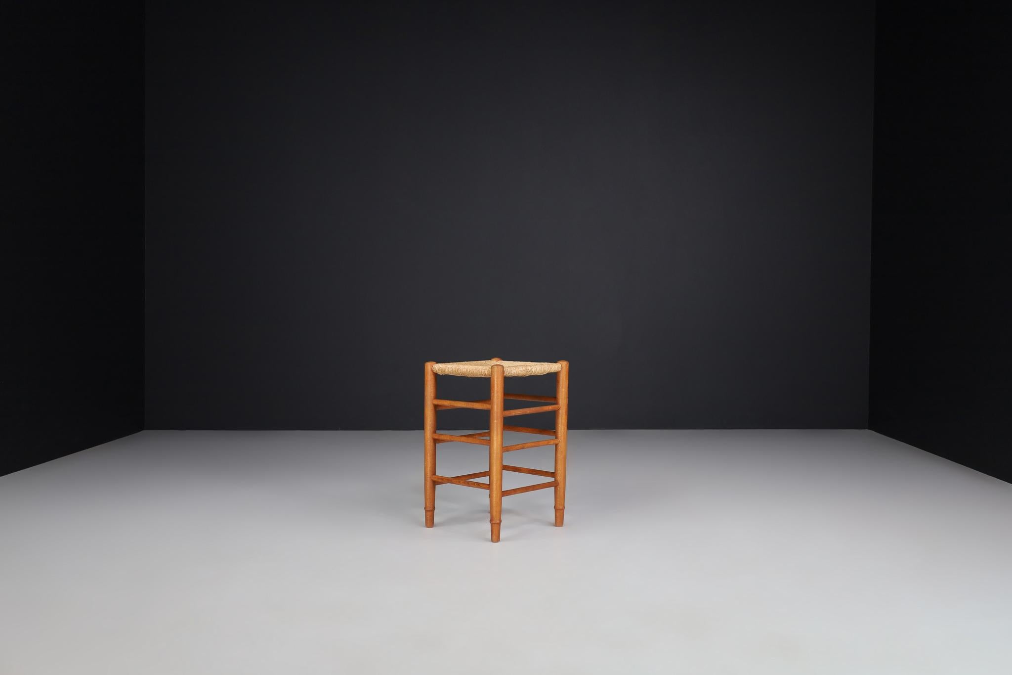 Taburetes modernos de madera de pino y junco de mediados de siglo al estilo de Charlotte Perriand en venta 2