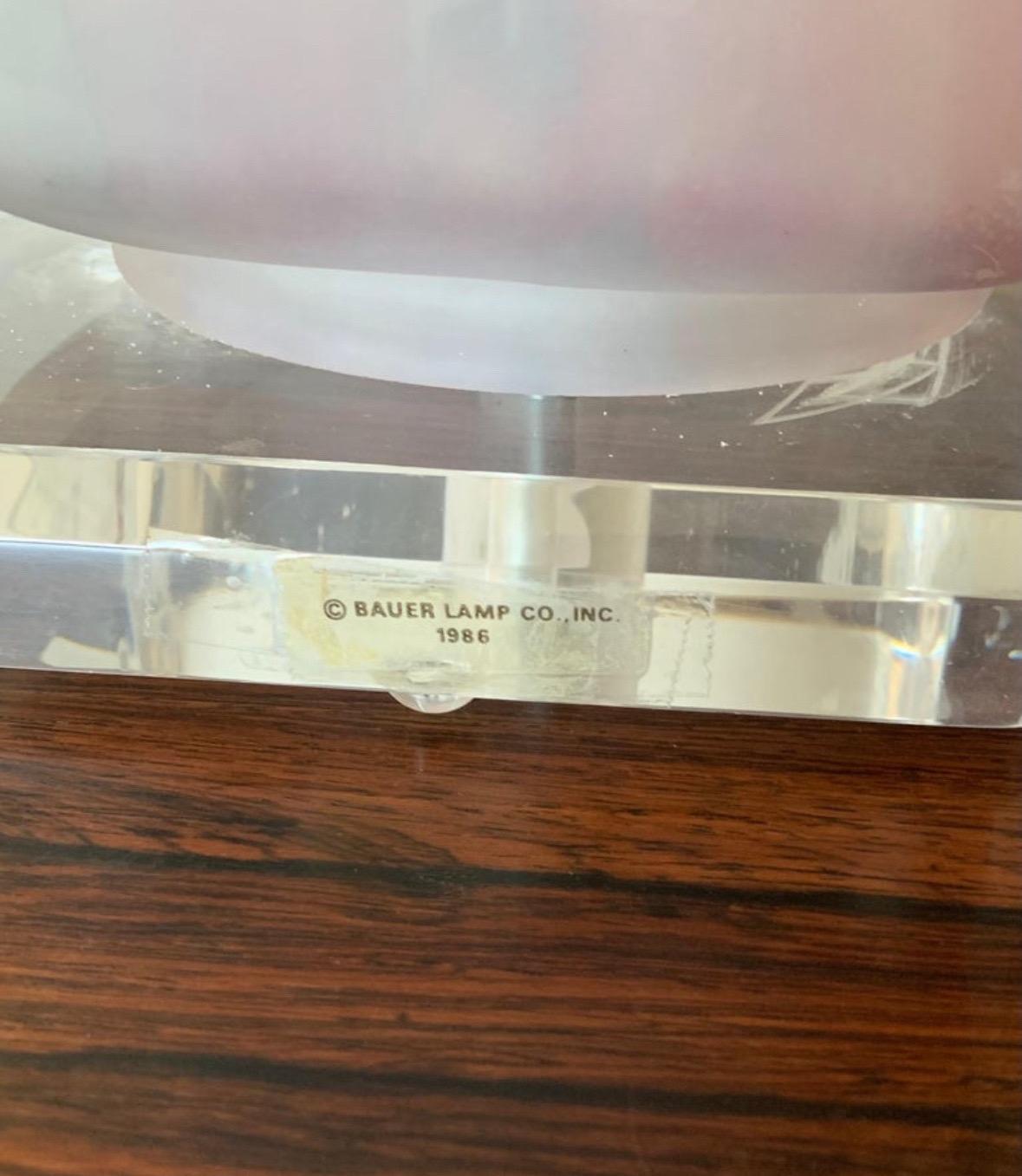 XX secolo Lampade da tavolo Bauer in vetro smerigliato rosa e blu della metà del secolo scorso in vendita