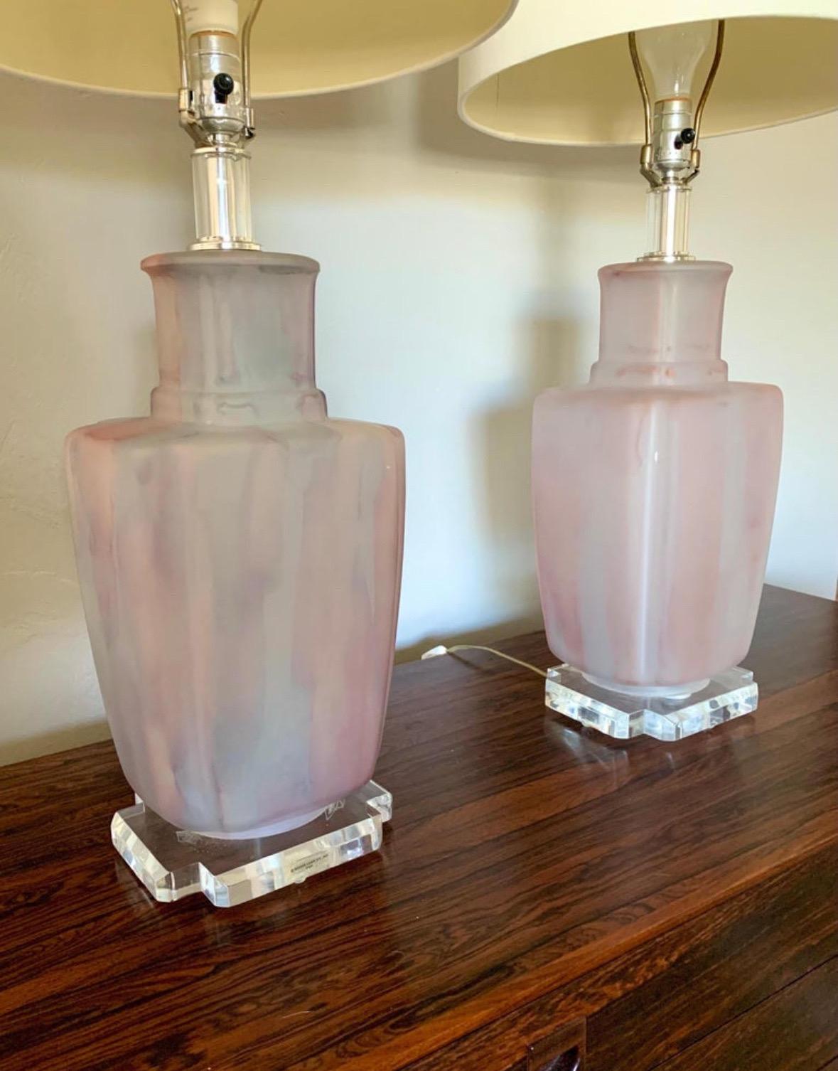 Vetro Lampade da tavolo Bauer in vetro smerigliato rosa e blu della metà del secolo scorso in vendita