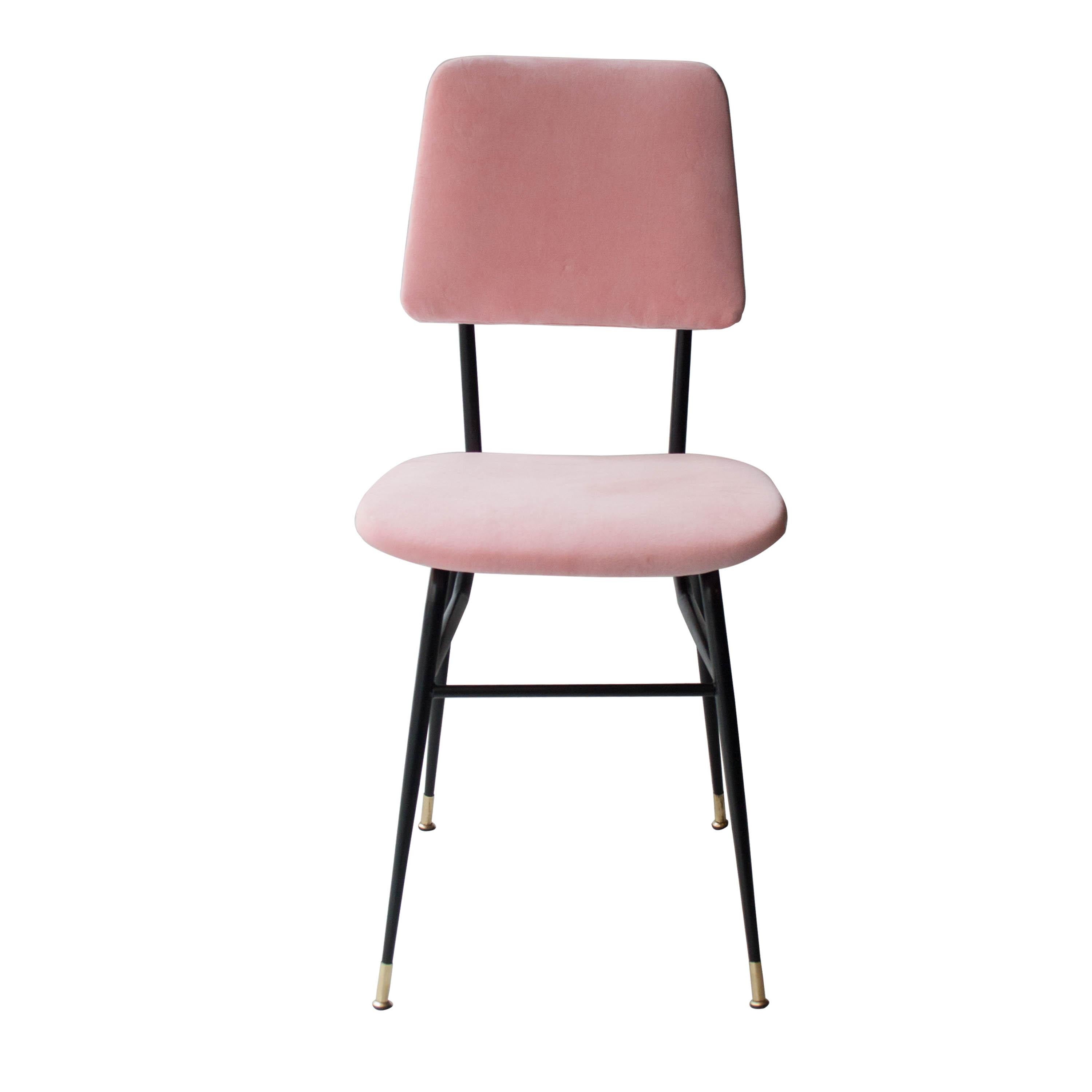 Set of 6 Italian chairs with lacquered iron structure in black. Seat and backrest reupholstered in pink cotton velvet and  legs finished in brass.