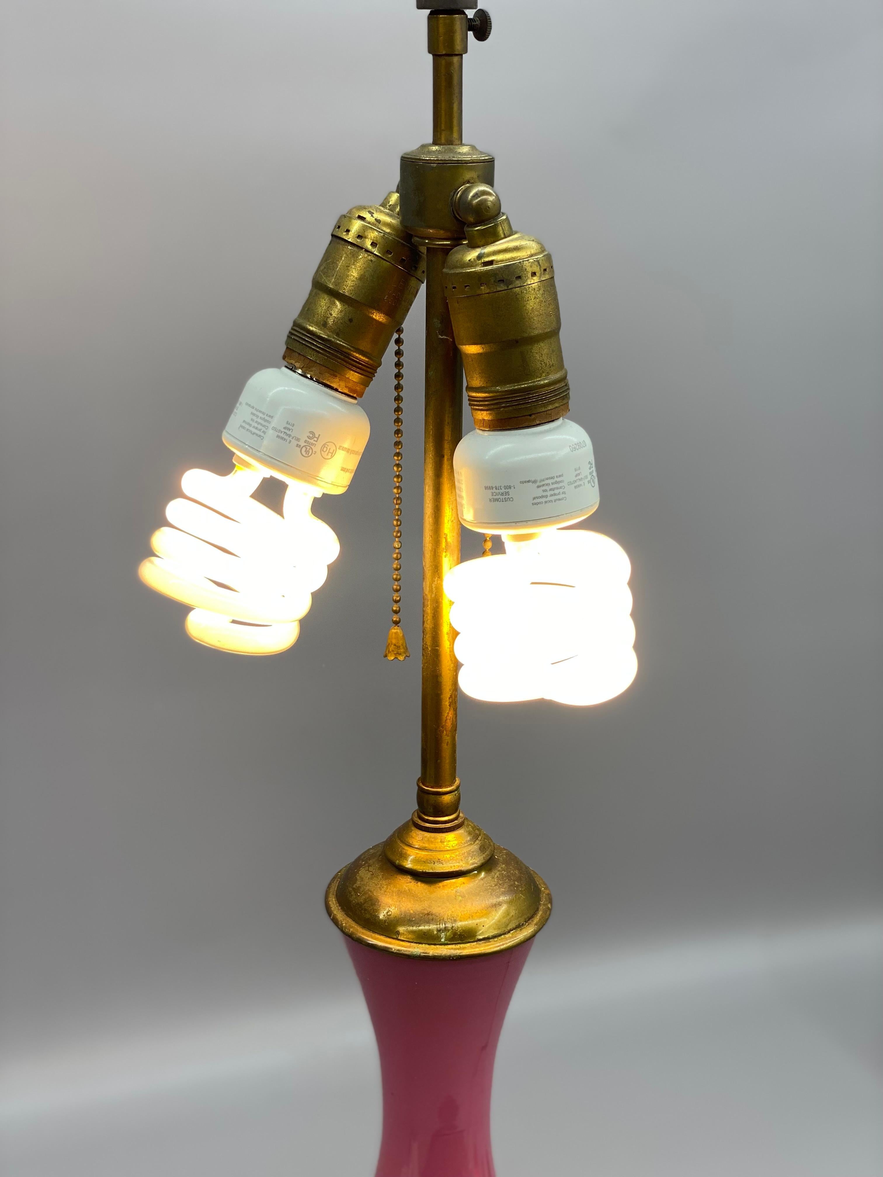 Mid Century Modern Rosa geblasenem Glas Genie Flasche geformt Tischlampe im Angebot 4