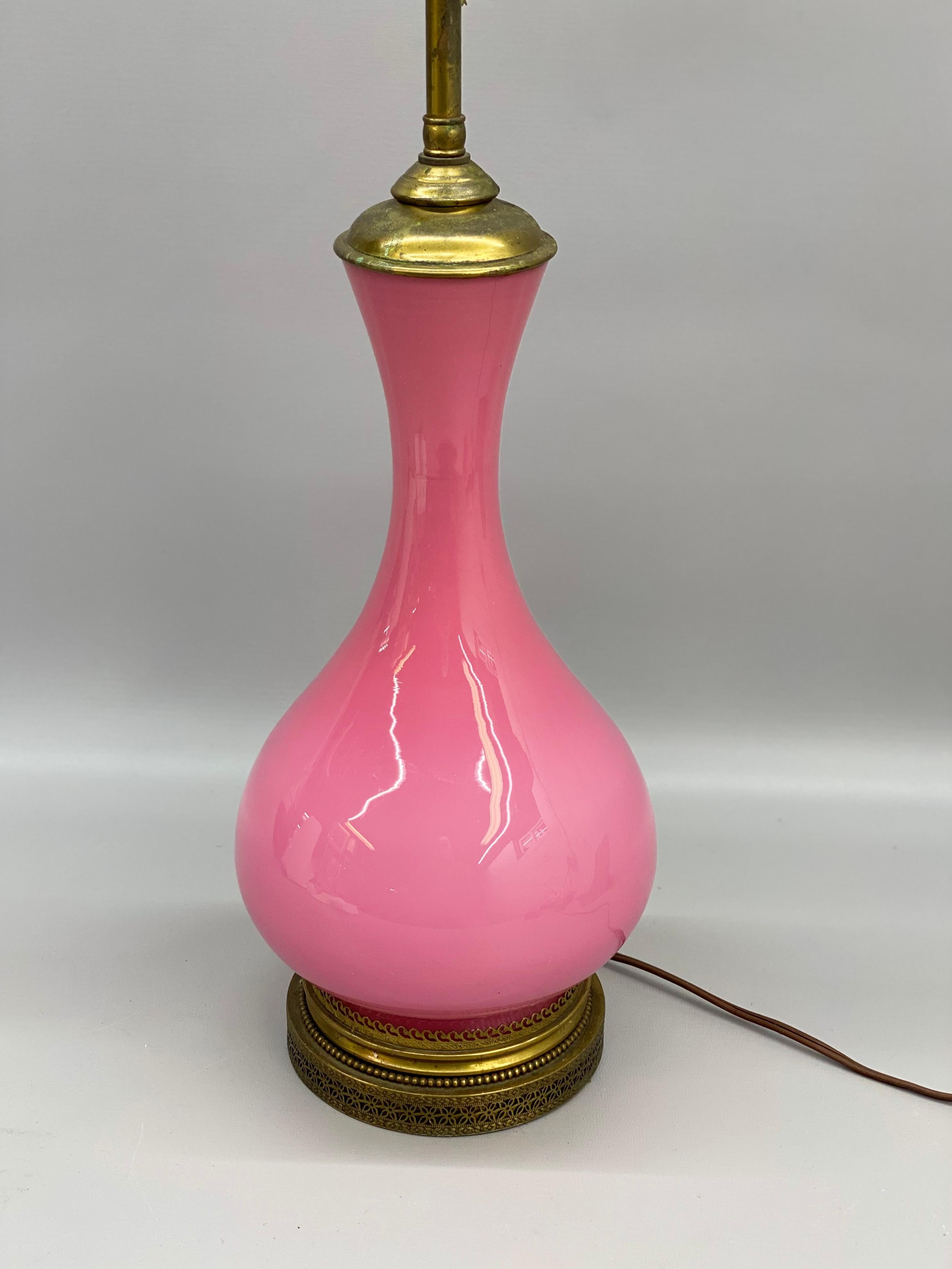 Mid Century Modern Rosa geblasenem Glas Genie Flasche geformt Tischlampe (Moderne der Mitte des Jahrhunderts) im Angebot