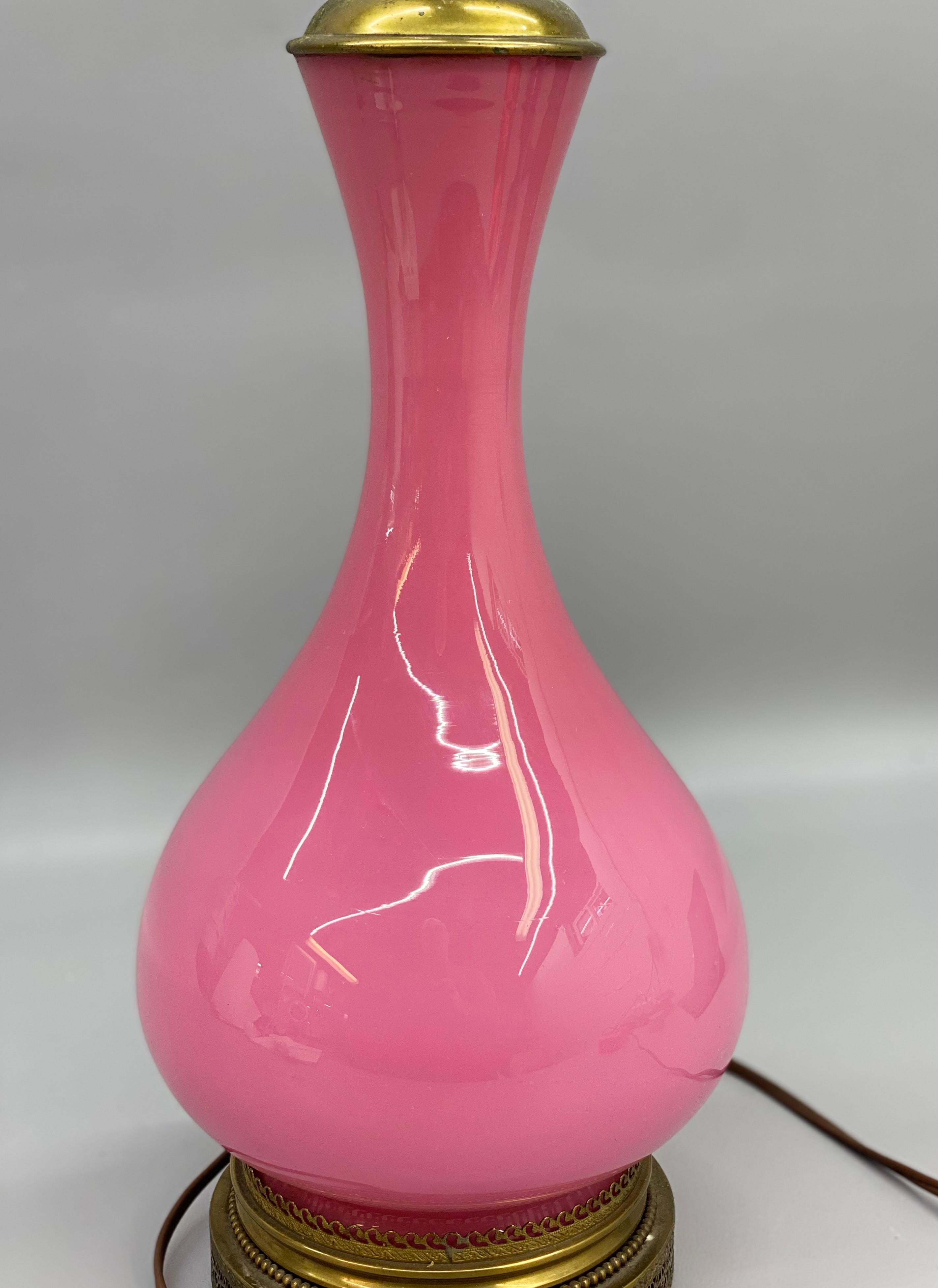 Mid Century Modern Rosa geblasenem Glas Genie Flasche geformt Tischlampe (Italienisch) im Angebot