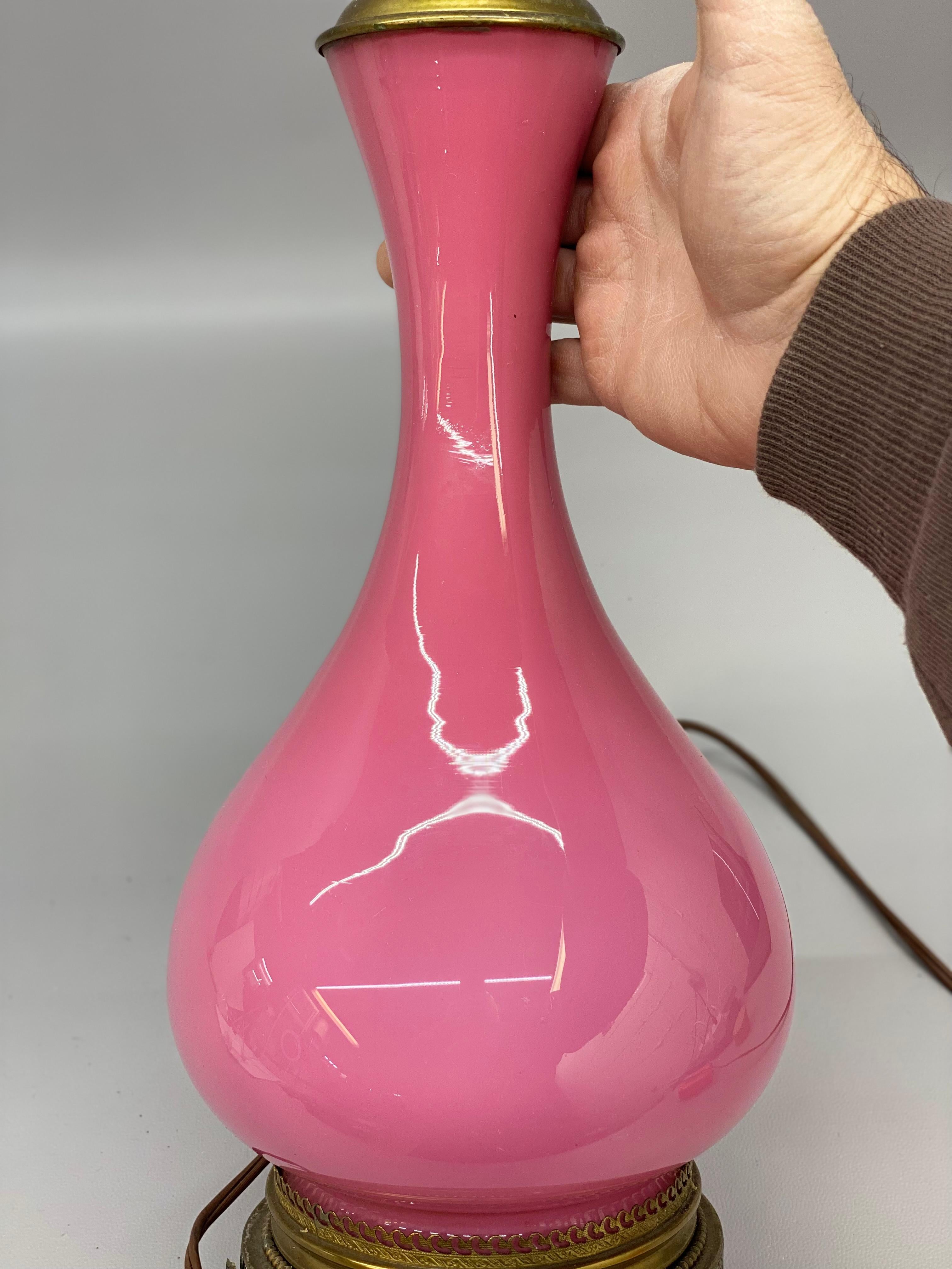 Mid Century Modern Rosa geblasenem Glas Genie Flasche geformt Tischlampe im Zustand „Gut“ im Angebot in Garnerville, NY