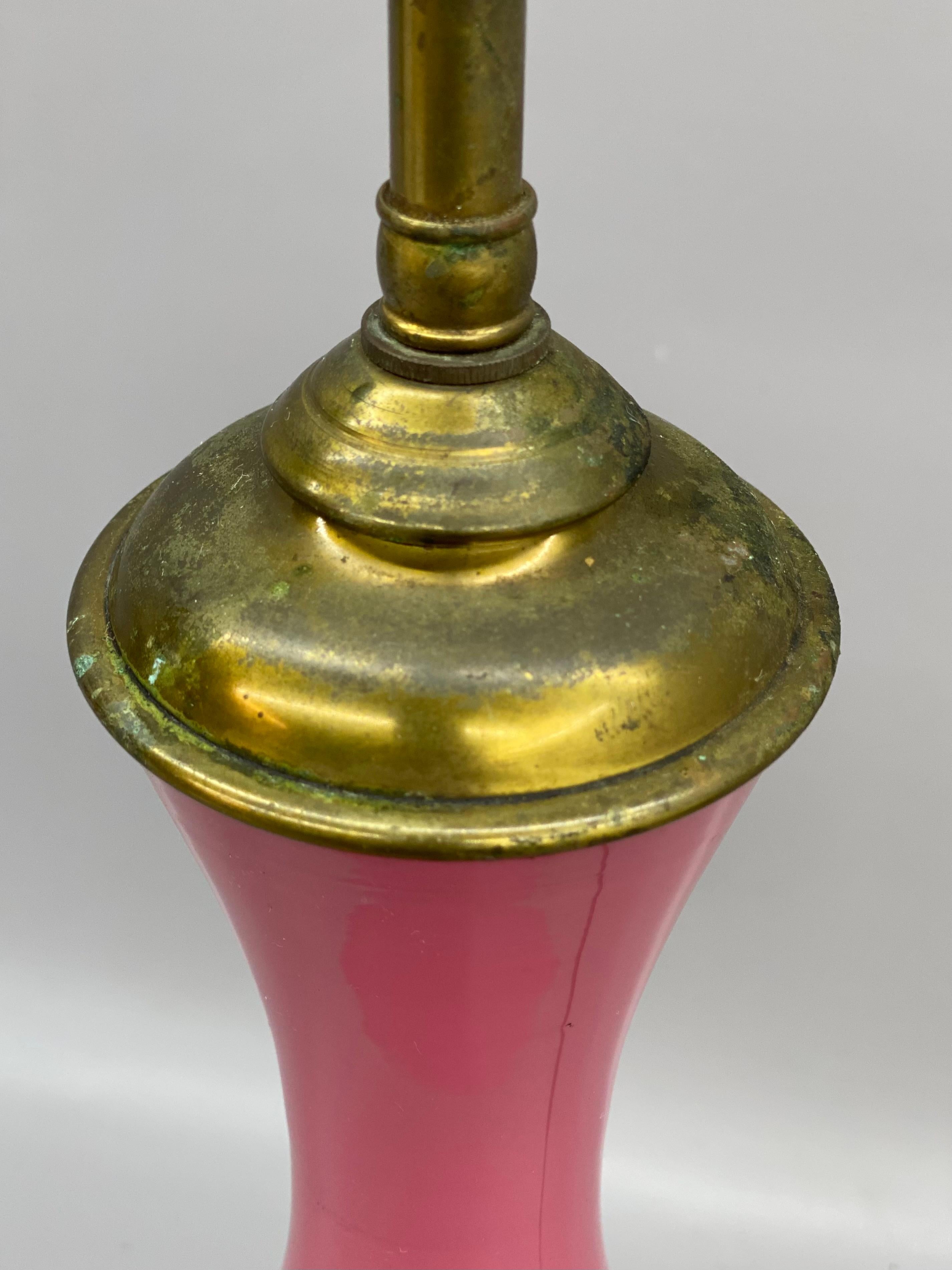 Mid Century Modern Rosa geblasenem Glas Genie Flasche geformt Tischlampe (Mitte des 20. Jahrhunderts) im Angebot