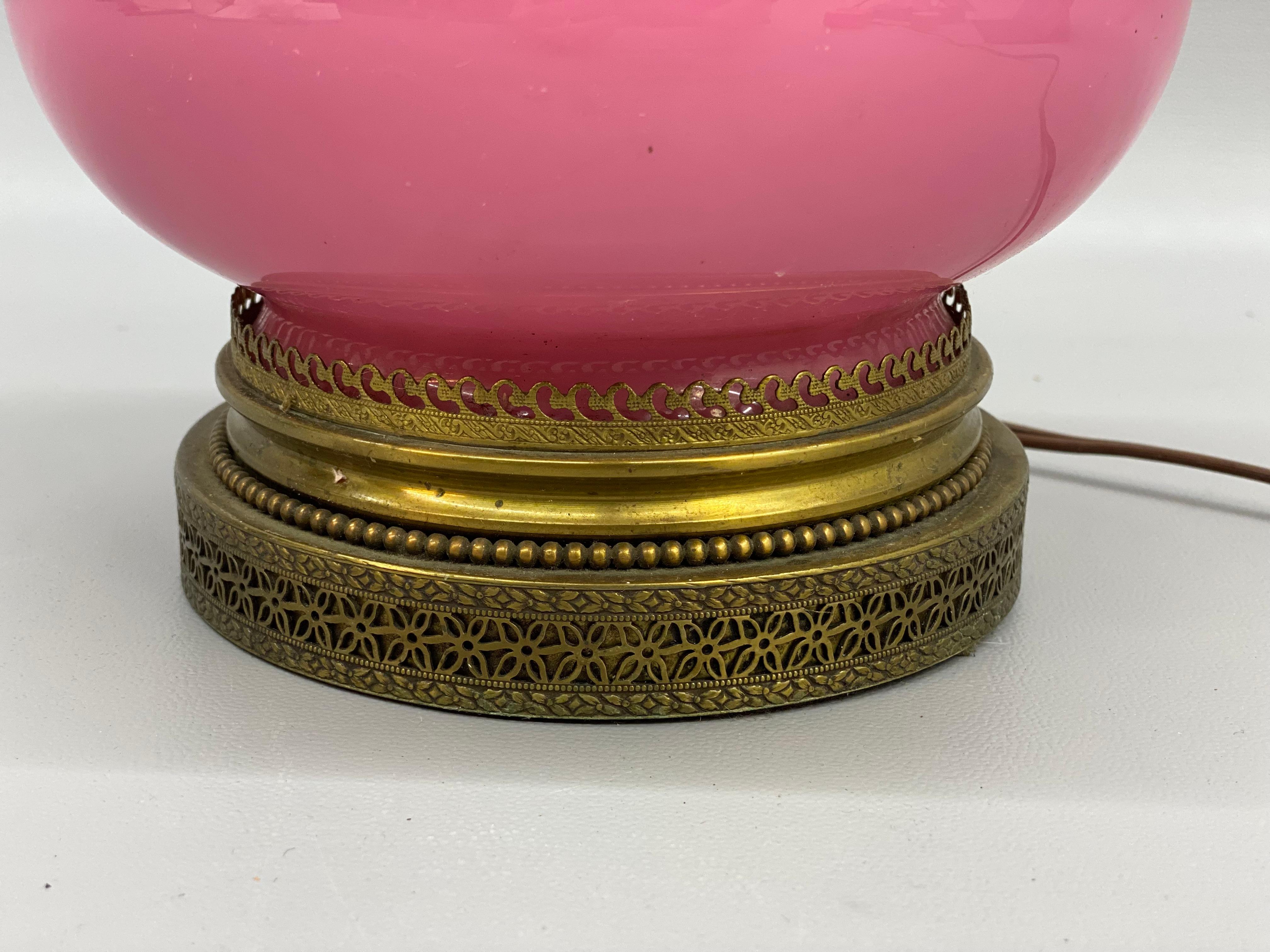 Mid Century Modern Rosa geblasenem Glas Genie Flasche geformt Tischlampe (Metall) im Angebot