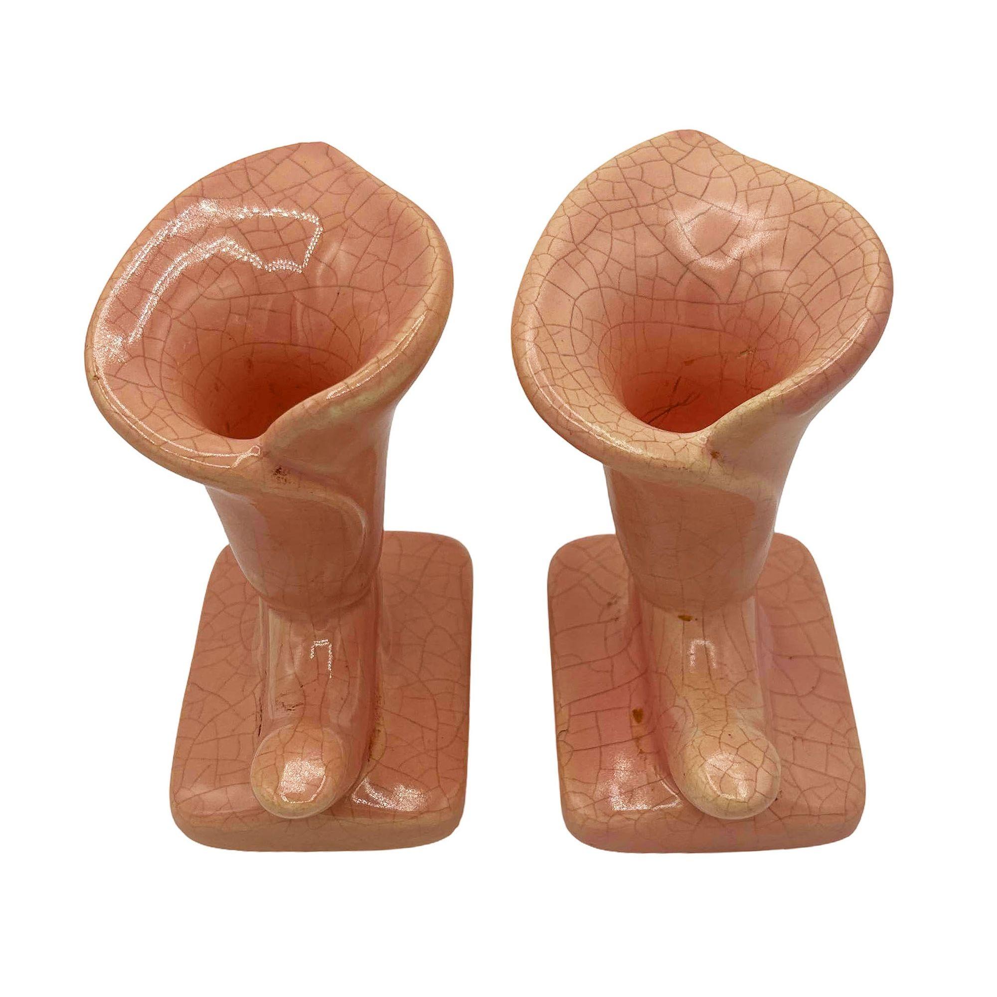 Original jarrón de cerámica rosa Calla Lilly de mediados de siglo de California, pareja. El set incluye dos bonitos jarrones rosas con forma de cuerno, inspirados en la cala Lilly. Cada uno tiene un acabado brillante que resalta los rosas
