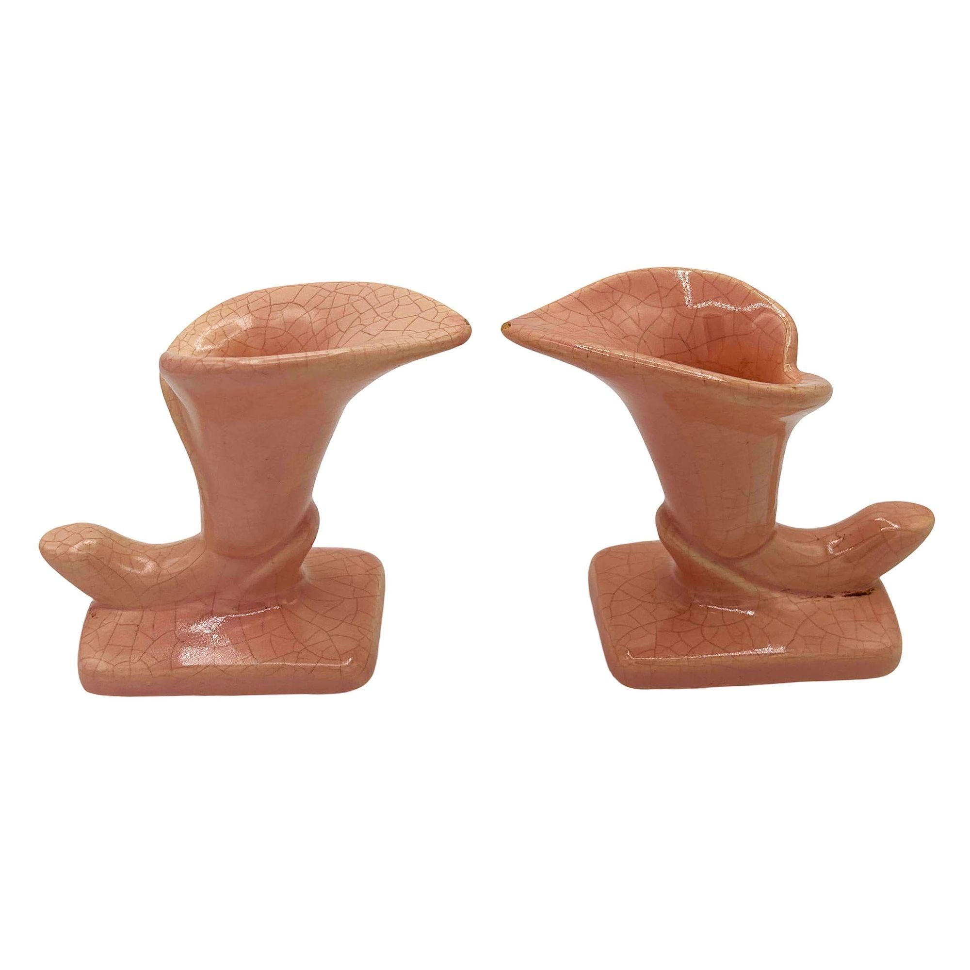 Pareja de jarrones de cerámica con forma de cuerno de cala rosa, modernos de mediados de siglo en Excelente estado para la venta en Van Nuys, CA