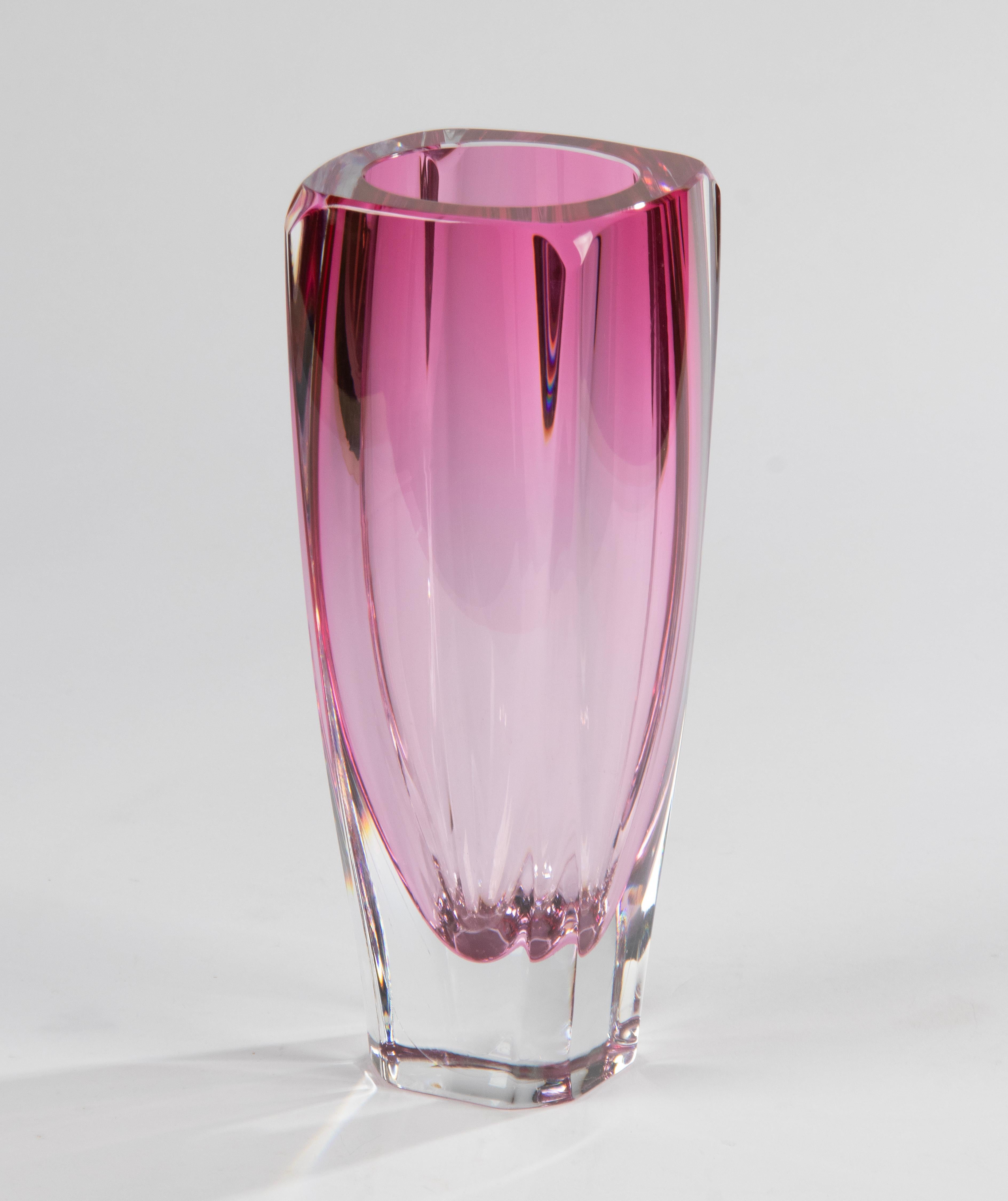 Un grazioso vaso di cristallo dalle pareti spesse, realizzato dal marchio belga Val Saint Lambert. Ottimo colore rosa sfumato. Il vaso è in ottime condizioni. Niente patatine. Firmato in basso.