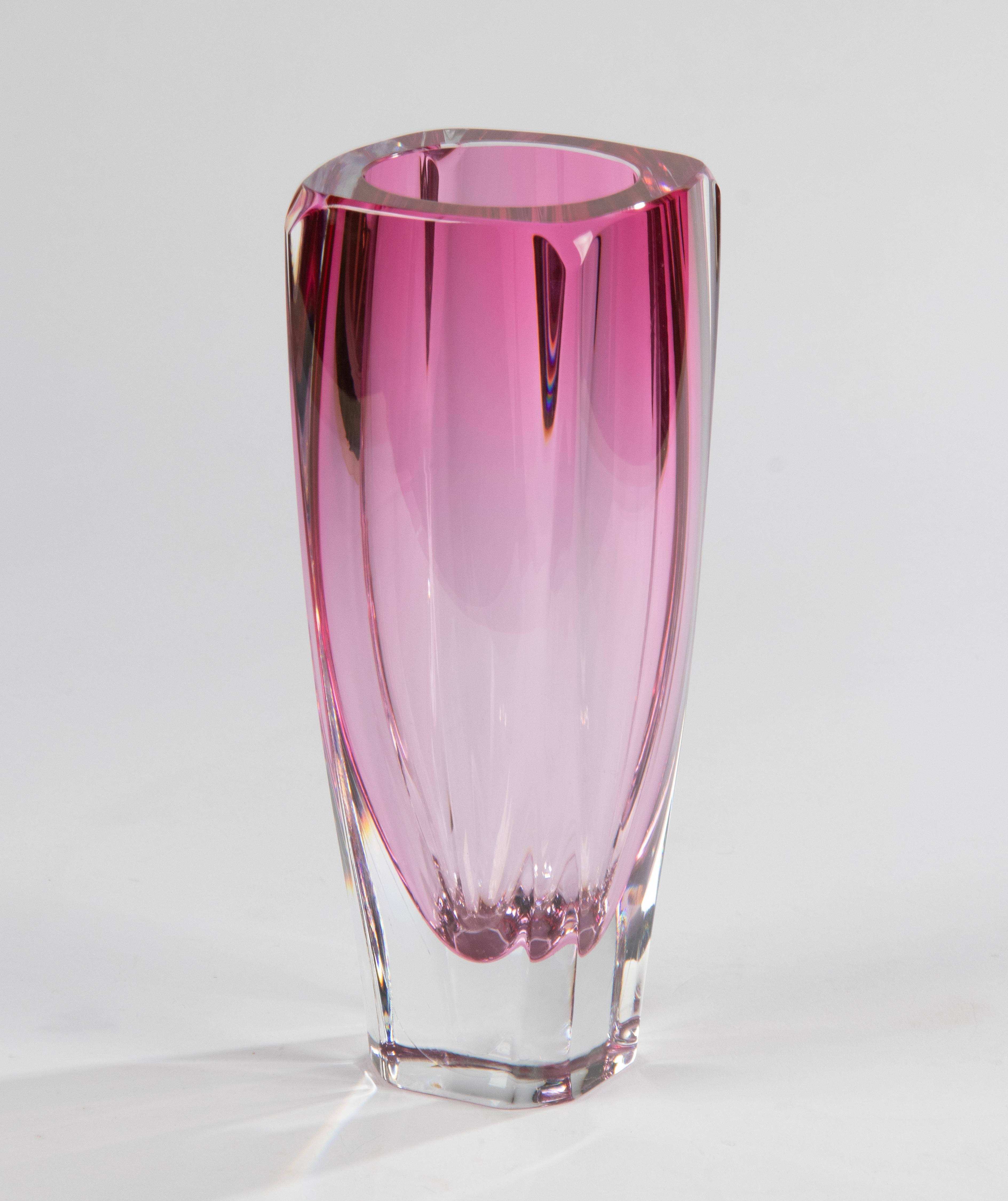 Un joli vase en cristal à parois épaisses, fabriqué par la marque belge Val Saint Lambert. Superbe couleur rose dégradée. Le vase est en très bon état. Pas de chips. Signé en bas. 
