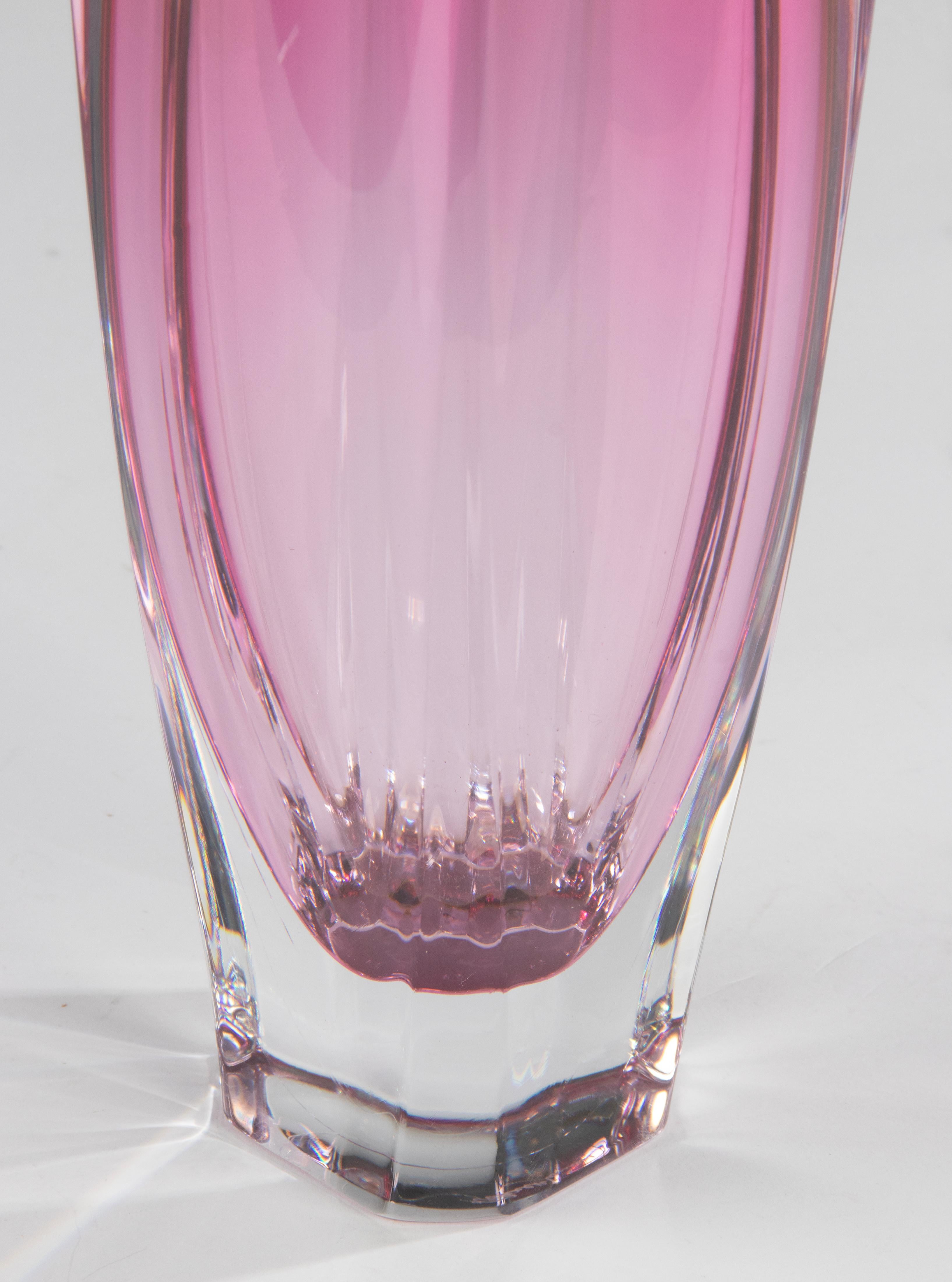 Moderne rosa Kristallvase aus der Mitte des Jahrhunderts – Val Saint Lambert  im Zustand „Gut“ im Angebot in Casteren, Noord-Brabant