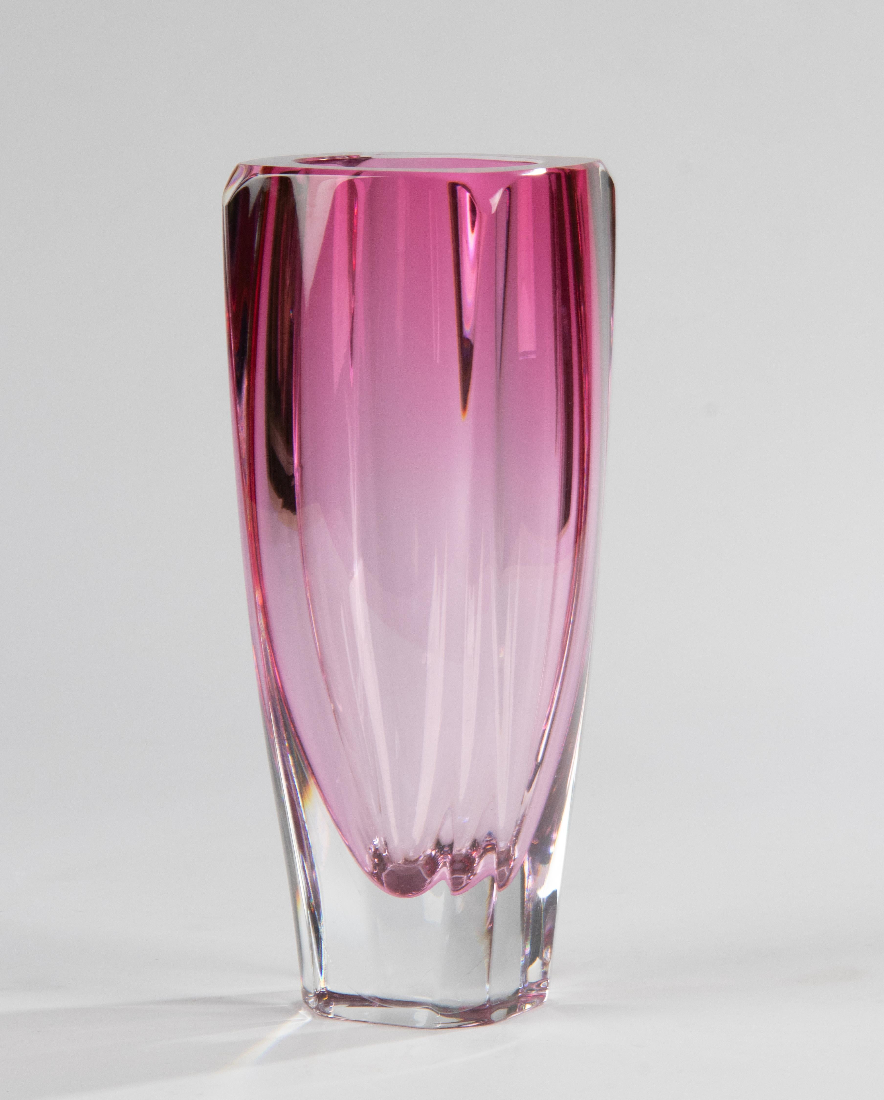 Milieu du XXe siècle Vase en cristal rose moderne du milieu du siècle dernier - Val Saint Lambert  en vente