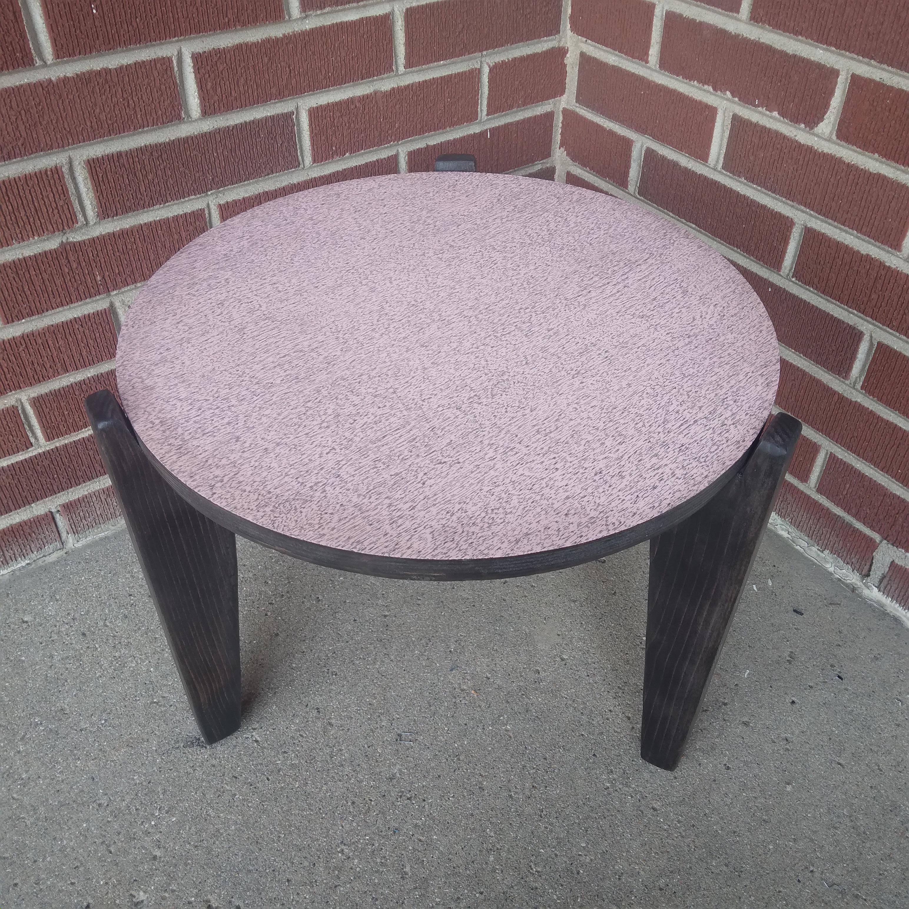 20th Century Mid-Century Modern Pink Laminate Side Table with Wooden Legs For Sale