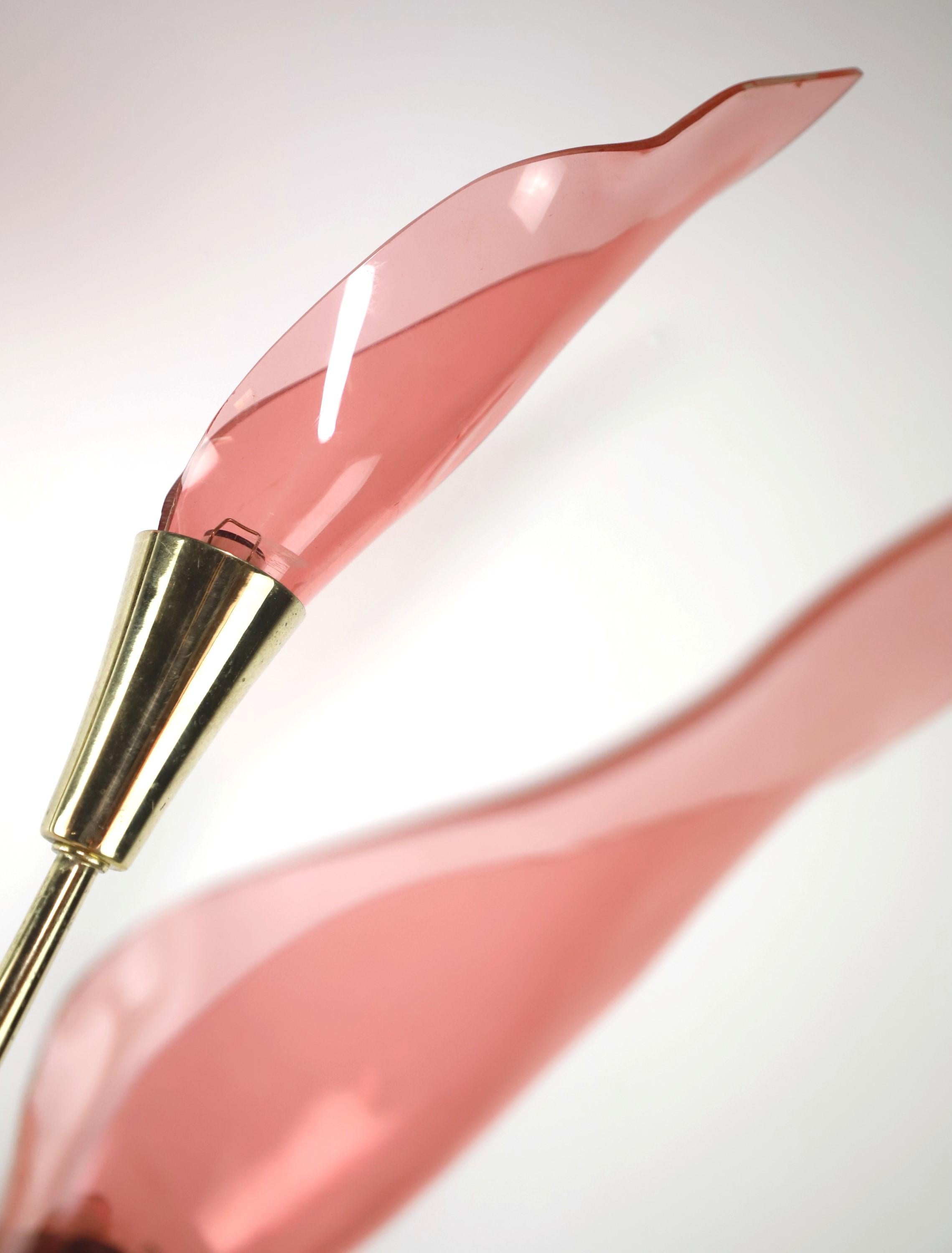 XX secolo Lampada da tavolo in ottone con giglio di lucite rosa di metà secolo