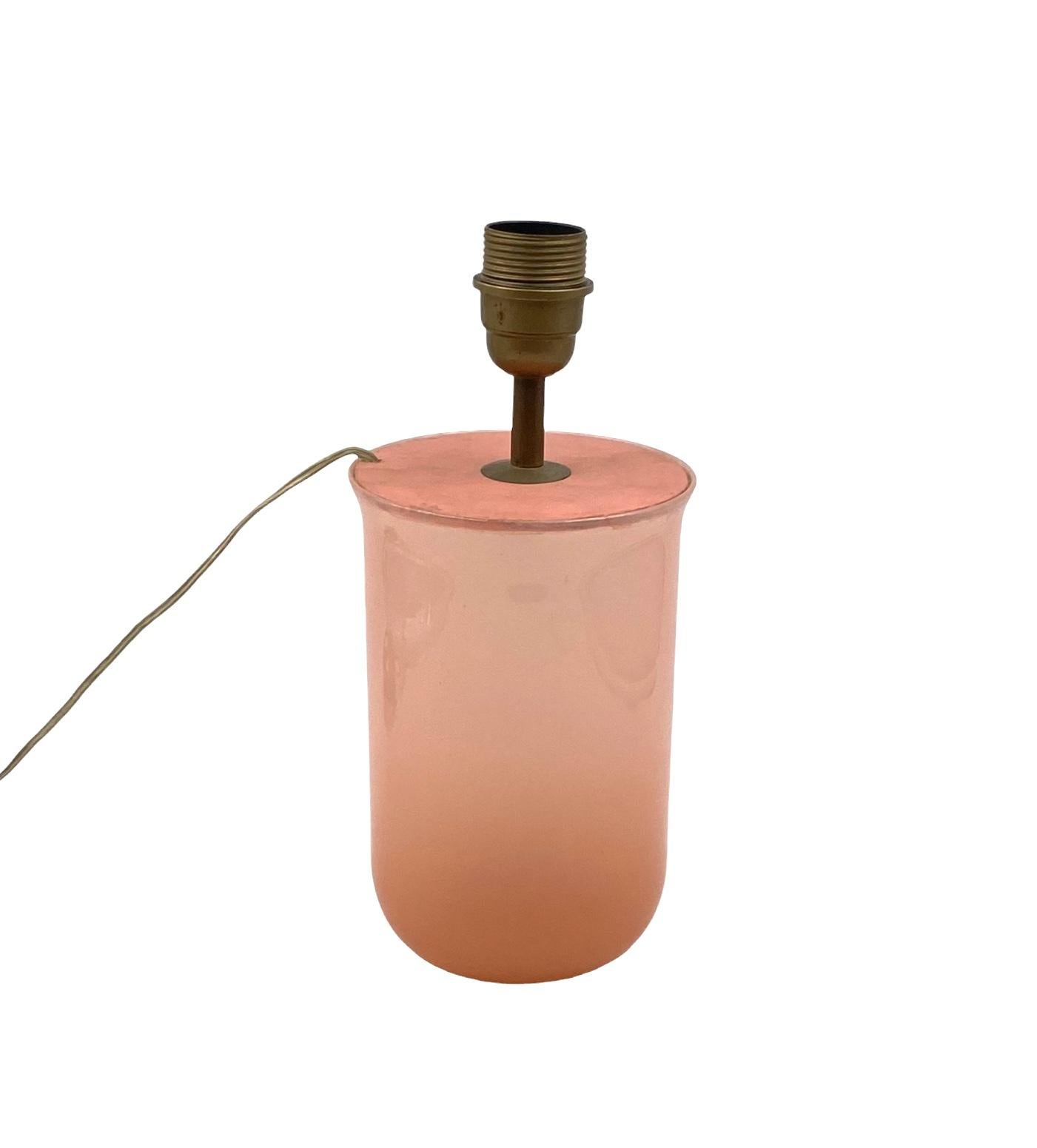 Mid-century Modern pink Murano glass table lamp base

Murano Italy, circa 1950s

Lamp base: 32 cm H - 13.5 cm diam.

Lampshade not included

Conditions: very good consistent with age and use
