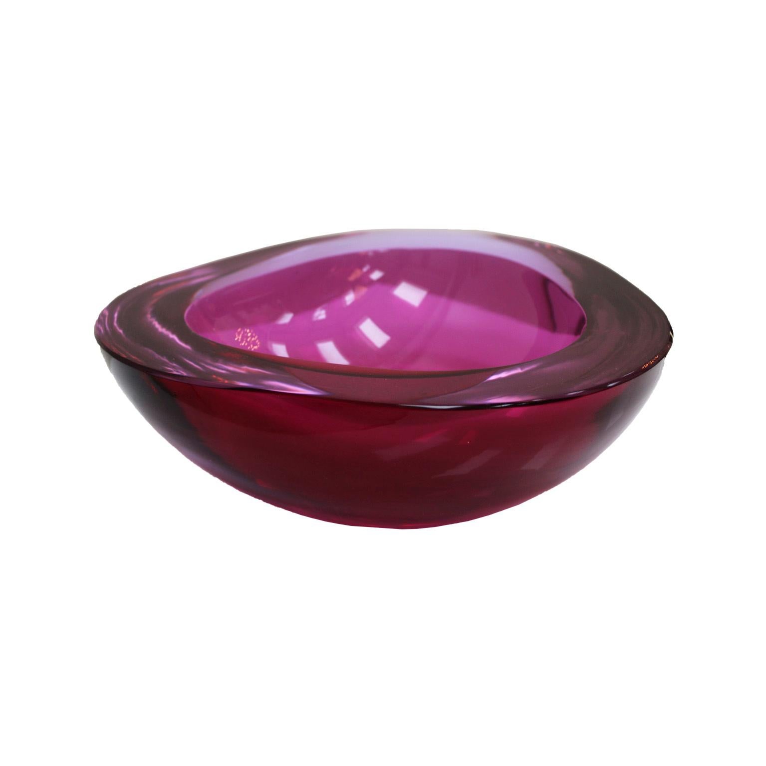 Mid-century Modern Glass bowl. Attributed to Flavio Poli for Seguso. Italy, 50s.
In sommerso glass, the pink body is submerged in a light pink mass. (Color variant Rosa)

Every item LA Studio offers is checked by our team of 10 craftsmen in our
